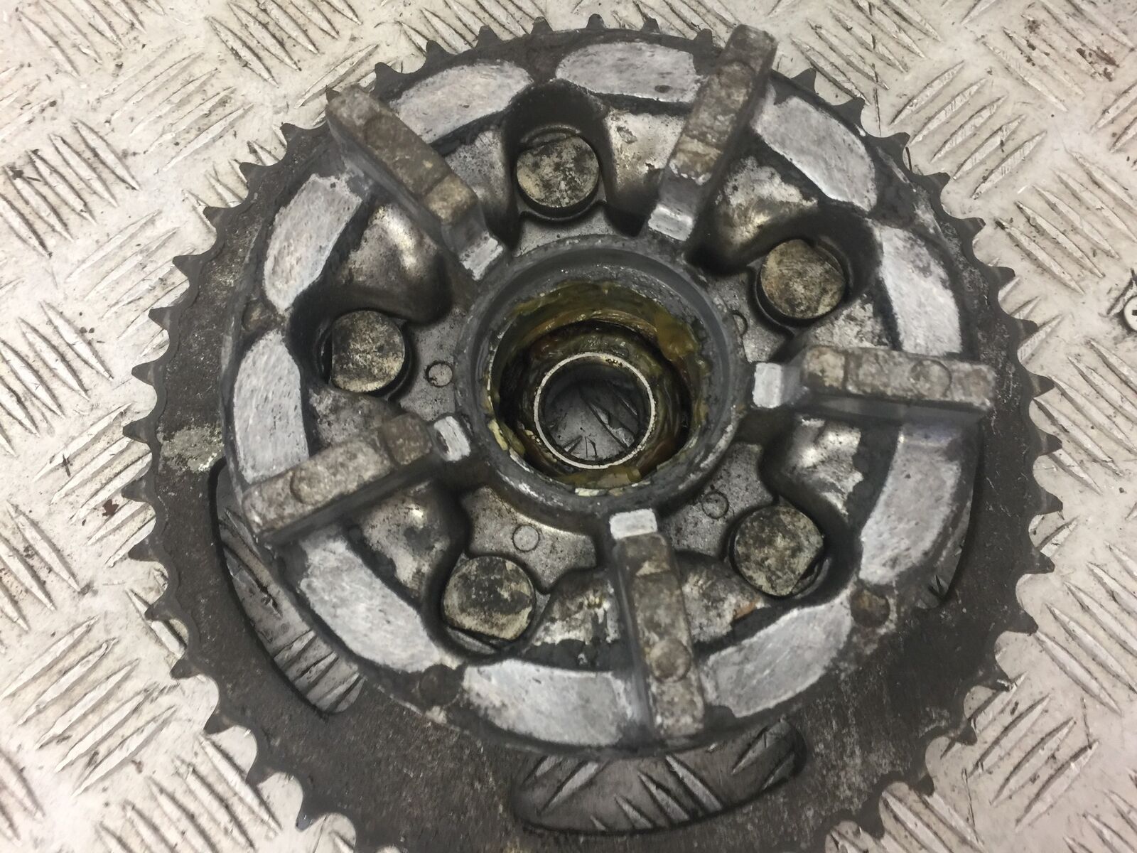SUZUKI GSF600 GSF 600 BANDIT REAR SPROCKET CARRIER  YEAR 1997 stock 332