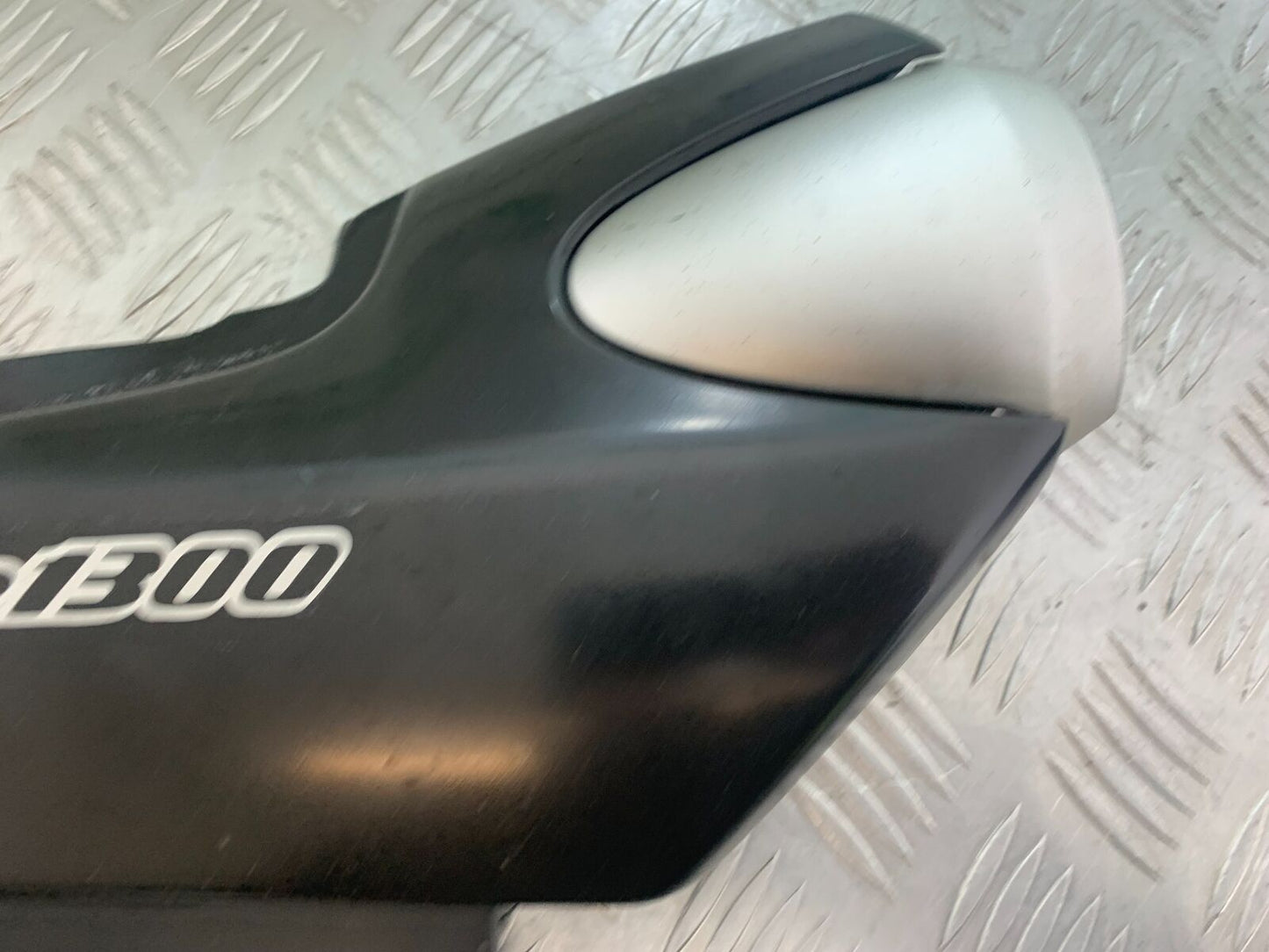 YAMAHA XJR1300 XJR 1300 RIGHT SEAT PANEL  1999-2003 (CMB1119)