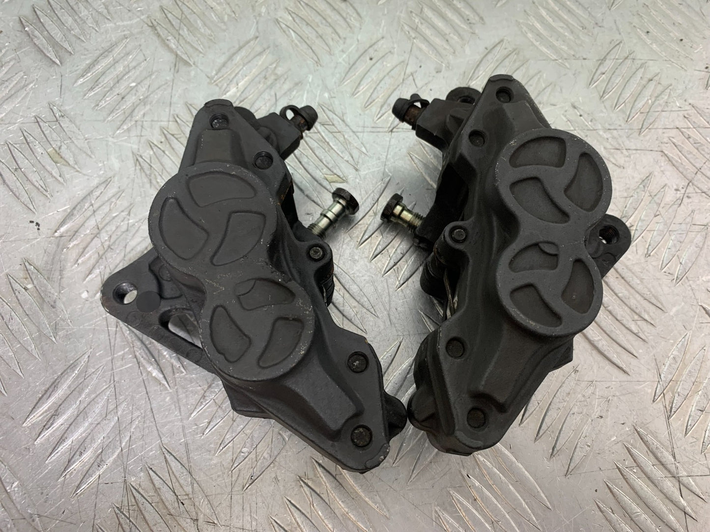 TRIUMPH 955i SPRINT ST FRONT BRAKE CALIPERS YEAR 1999-04 (CMB1230)