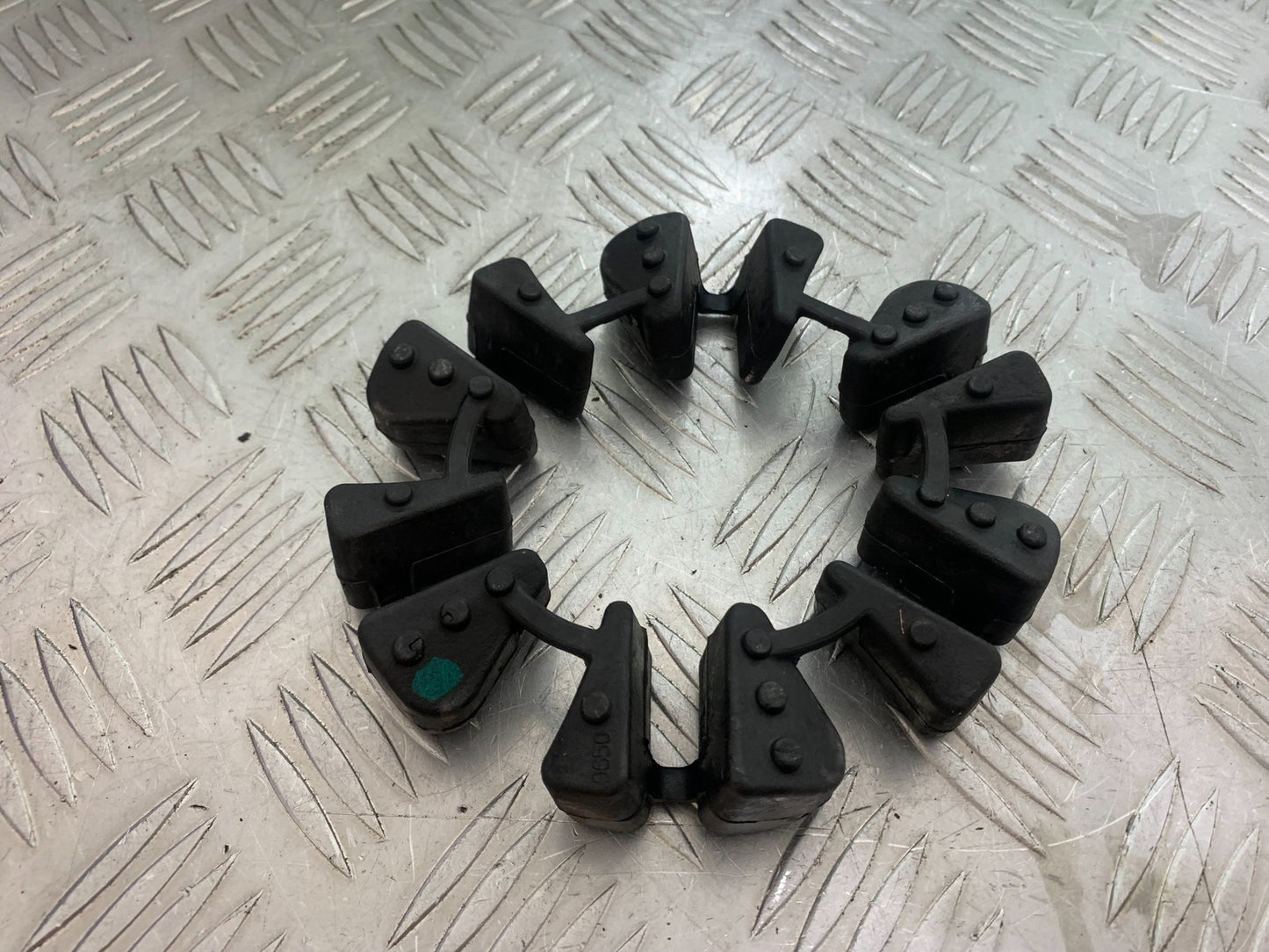 TRIUMPH TRIDENT 660 CUSH DRIVE RUBBERS  YEAR 2021-2024 (CMB1148)