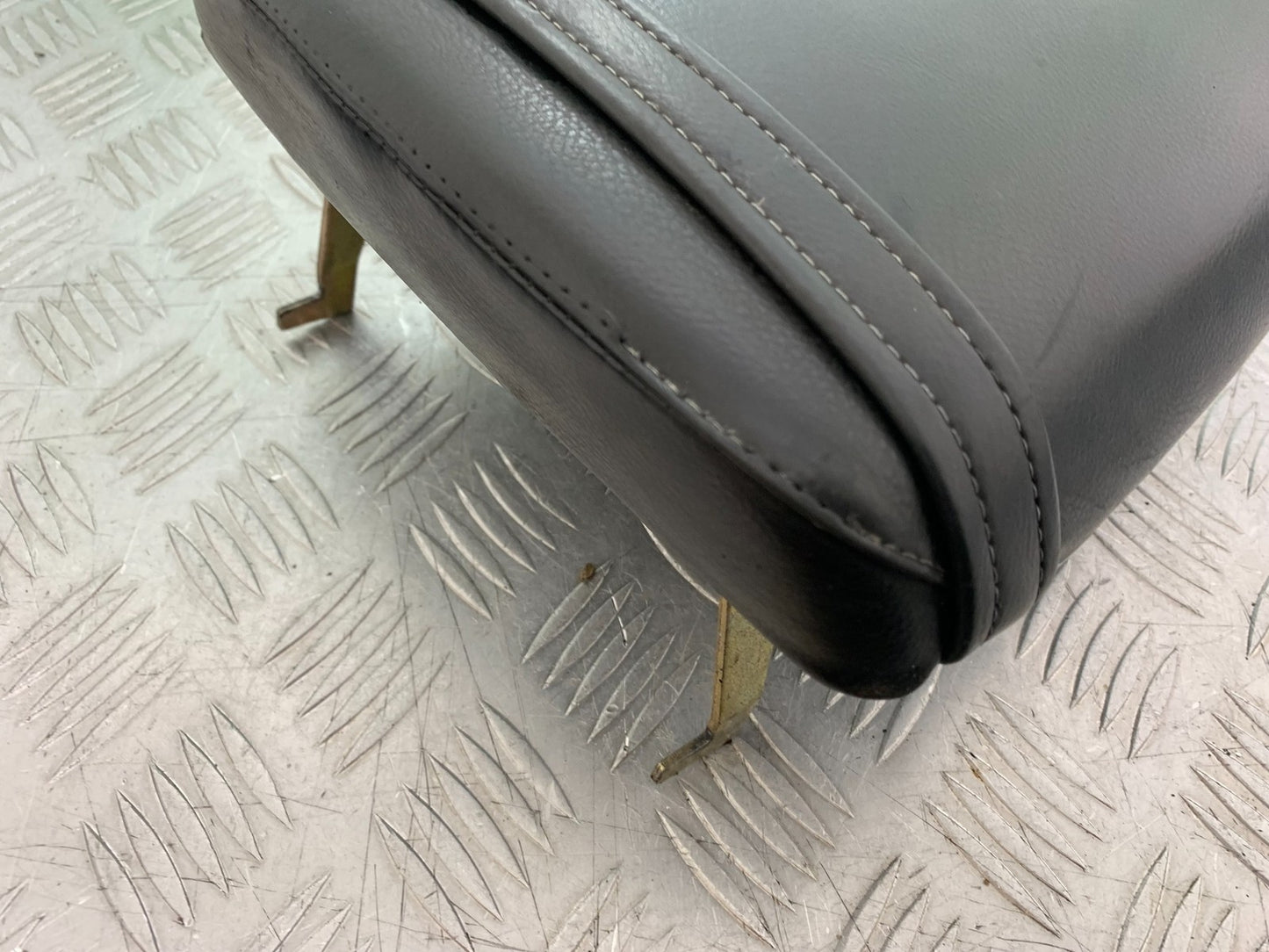 TRIUMPH 955i DAYTONA REAR SEAT  YEAR 2002-2006 (CMB1229)
