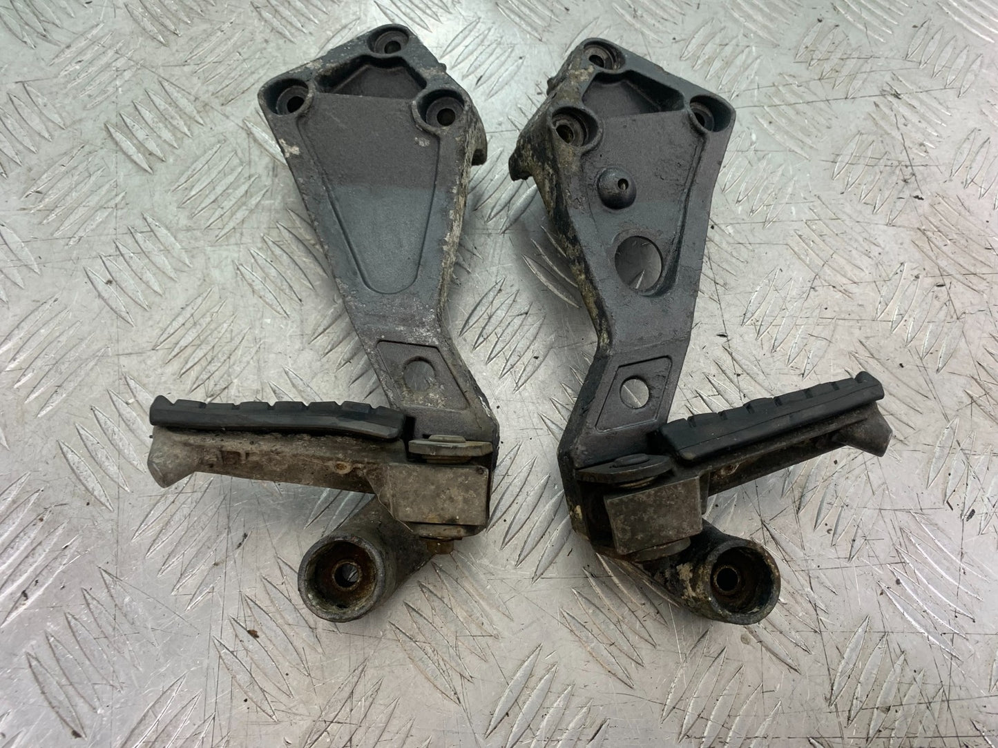 TRIUMPH TROPHY 900 REAR HANGERS AND PEGS  YEAR 1991-95 (CMB1251)