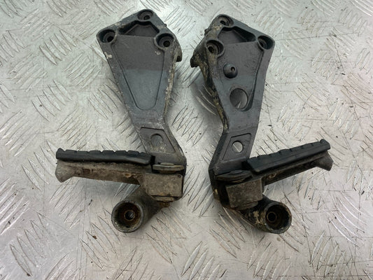 TRIUMPH TROPHY 900 REAR HANGERS AND PEGS  YEAR 1991-95 (CMB1251)