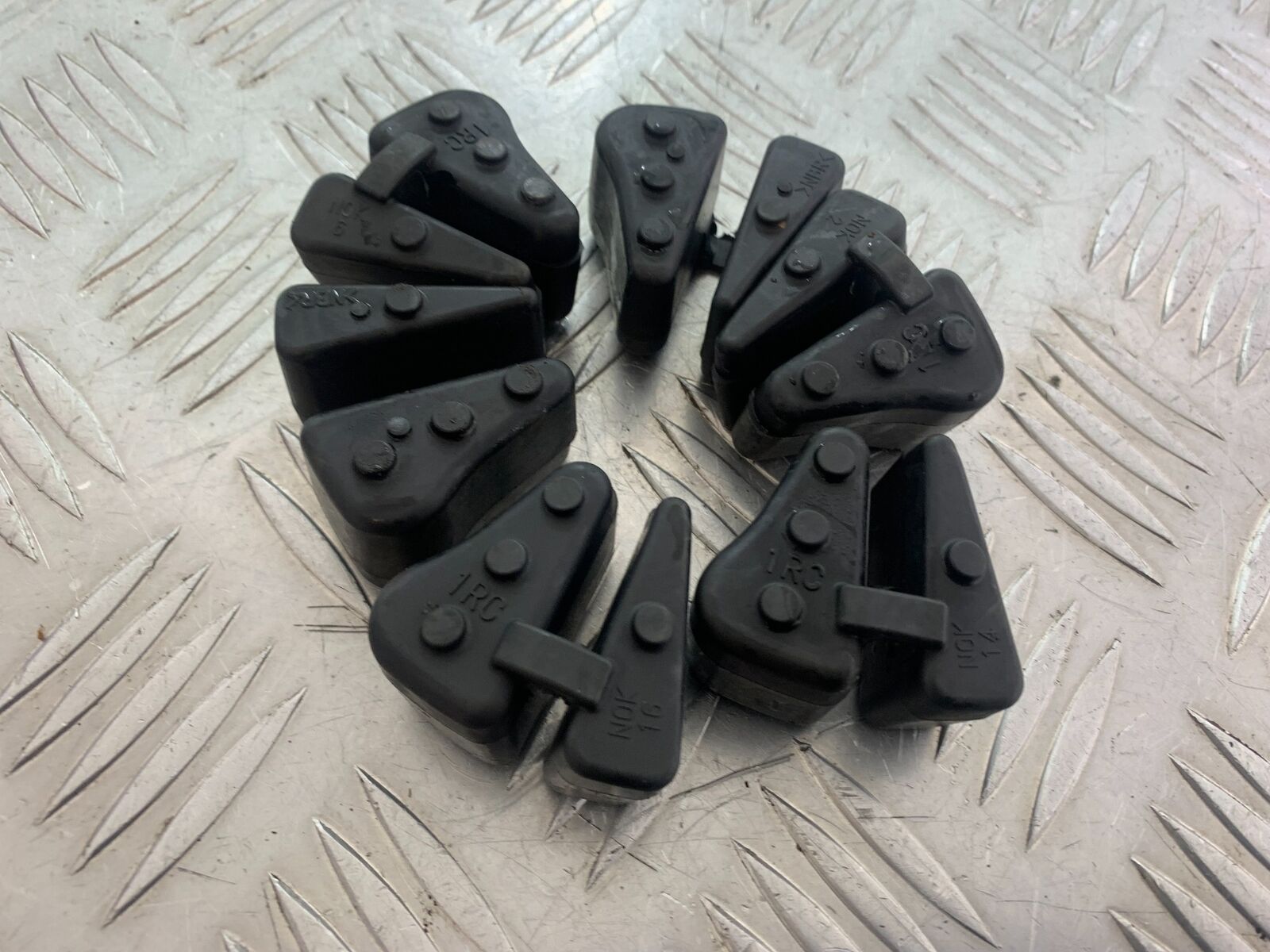 YAMAHA XSR900 XSR 900 CUSH DRIVE RUBBERS   YEAR 2021-2022 (CMB1073)