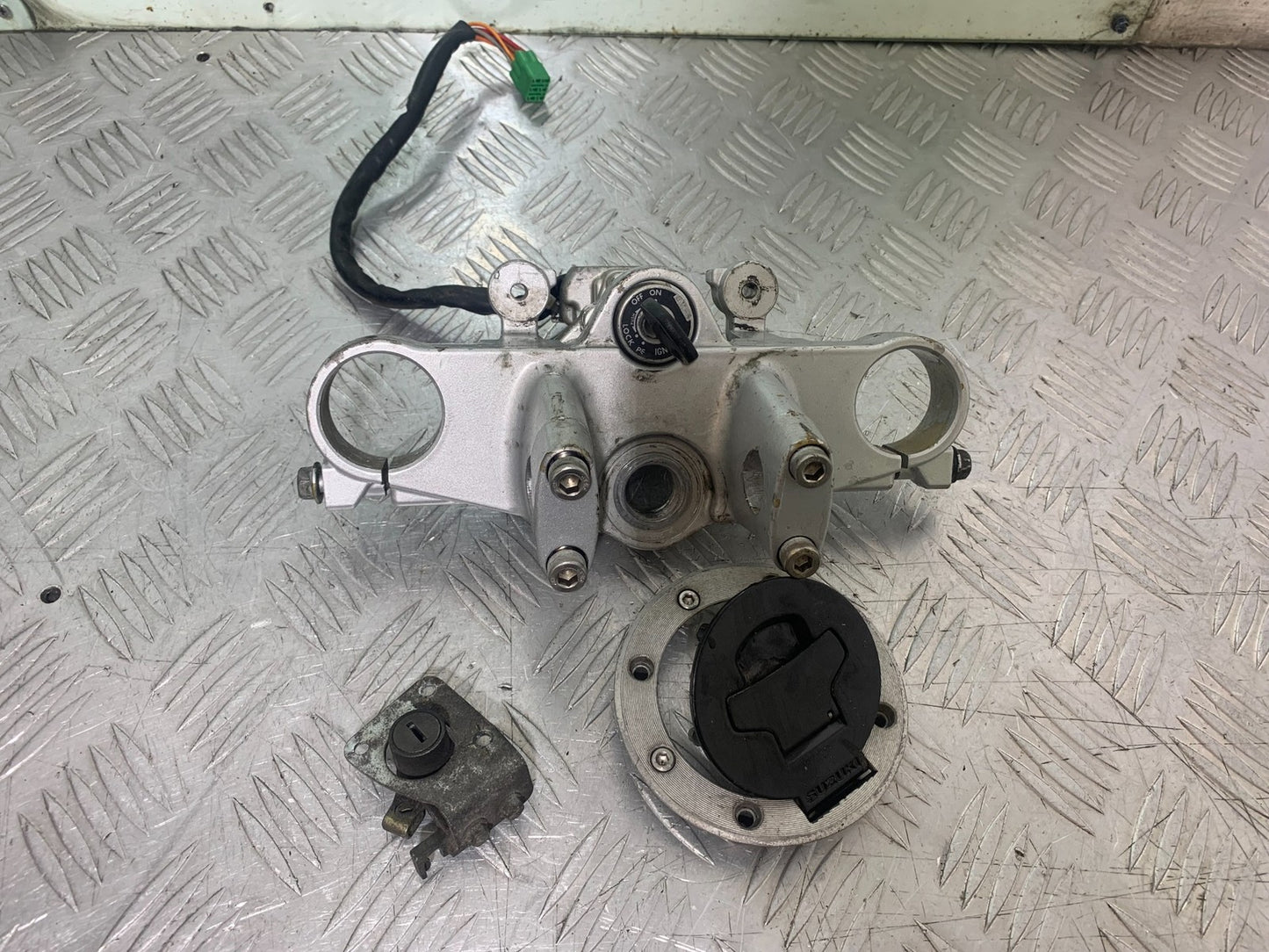 SUZUKI GSX750 INAZUMA LOCKS AND KEY YEAR 1998-2003 (CMB1308)