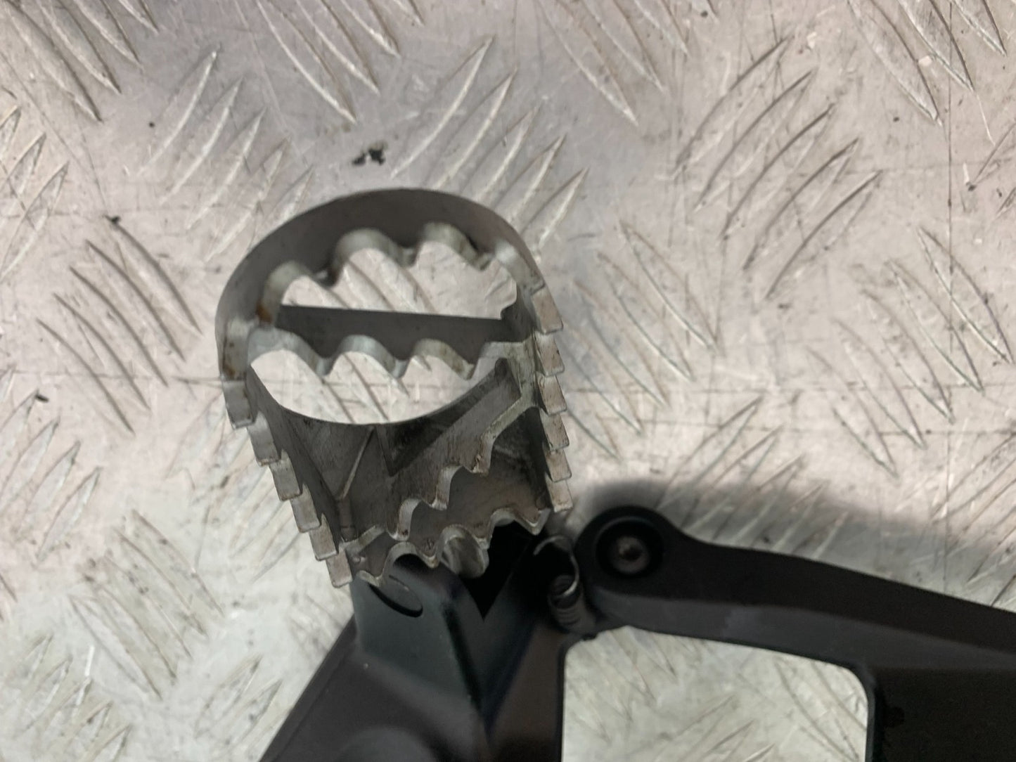 KTM 390 ADVENTURE FRONT RIGHT HANGER AND PEG   YEAR 2020-24 (CMB1240)