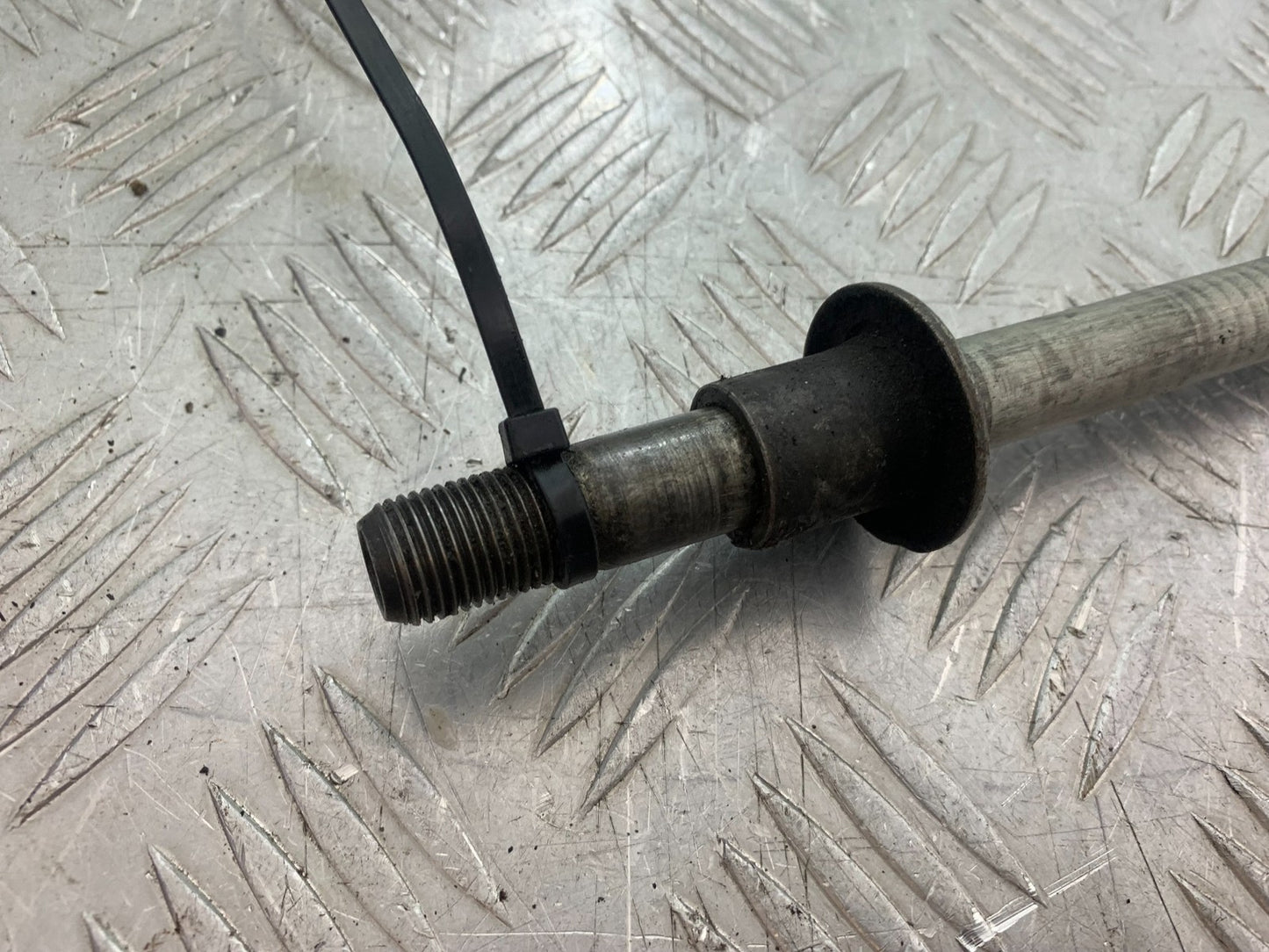 SUZUKI GSX1100 G GSX 1100 G FRONT WHEEL SPINDLE 1991-1996 (CMB1283)