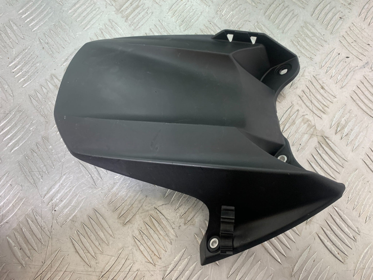 YAMAHA YZF R1 HUGGER CHAIN GUARD    YEAR 2004-2006 (CMB1155)