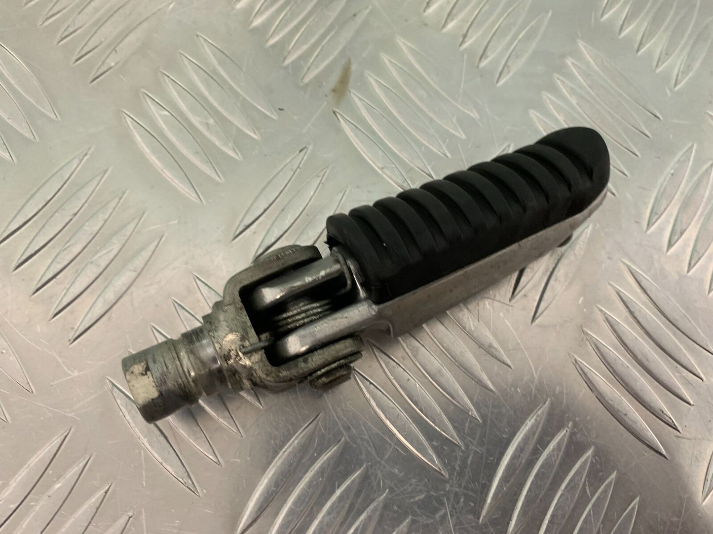 KAWASAKI ZX9R ZX9 C FRONT RIGHT FOOTPEG     YEAR 1998-99 (STOCK 957)
