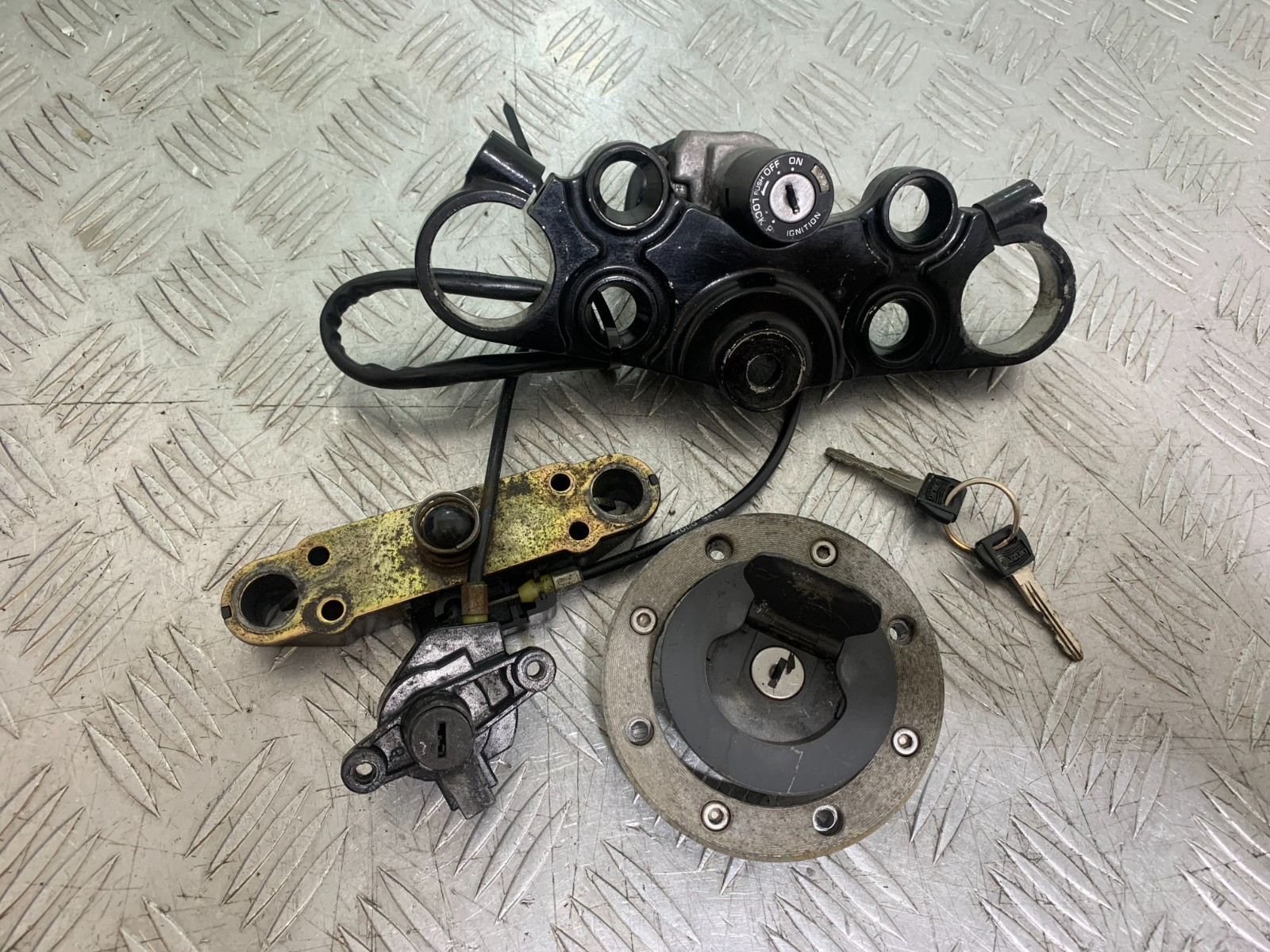 SUZUKI RF900 RF 900  LOCK  SET AND KEY YEAR 1994-1999 CMB1326