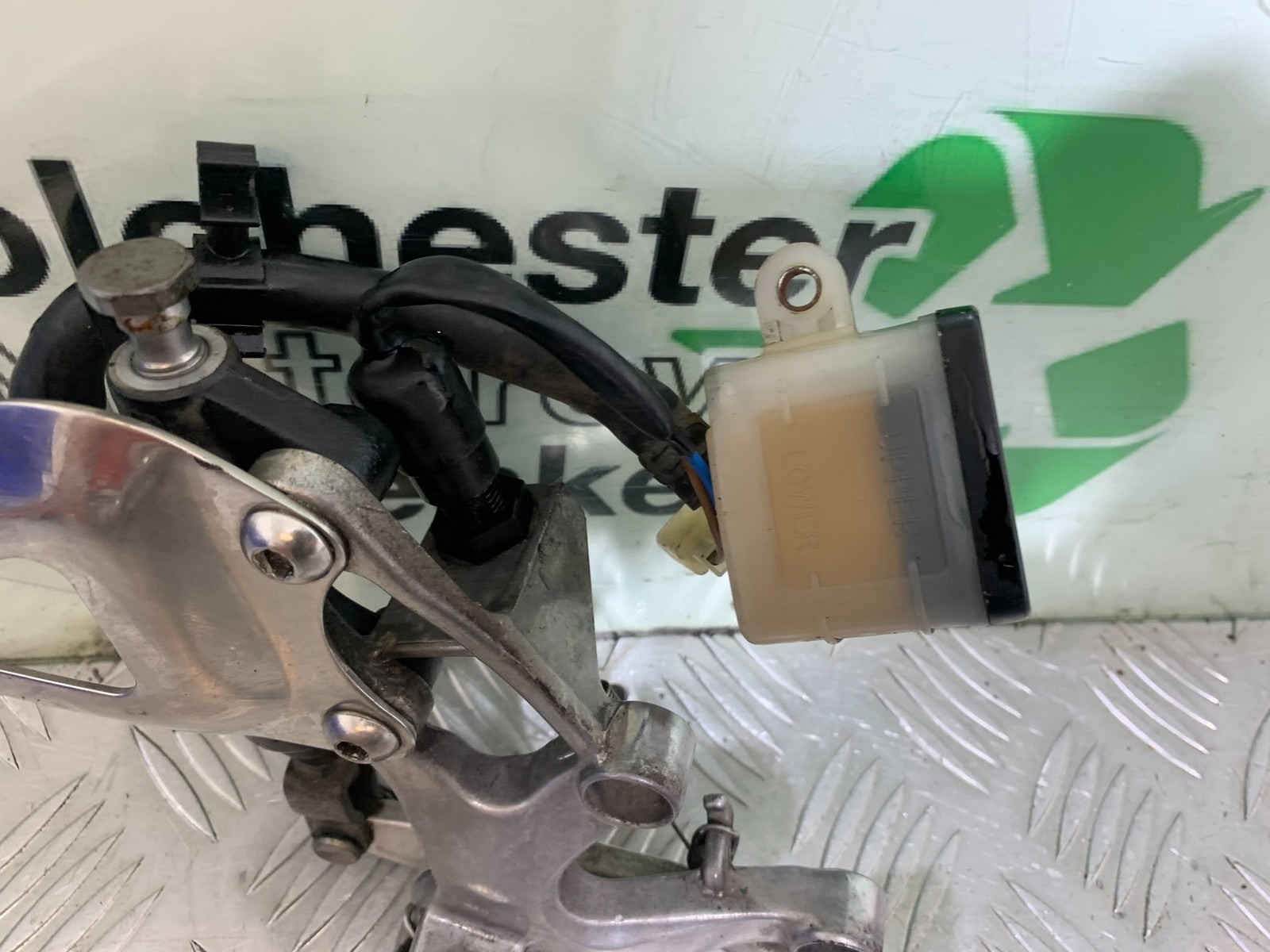 TRIUMPH SPEED TRIPLE R 1050 FRONT RIGHT HANGER COMPLETE   2009 (CMB1183)