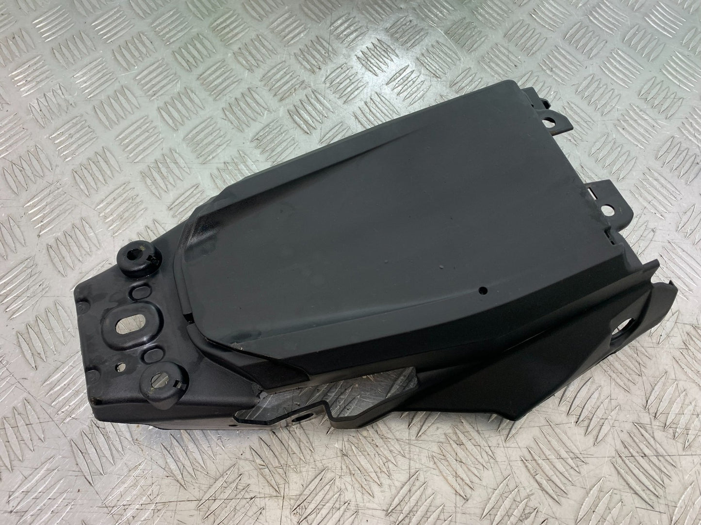KTM DUKE 125 UNDERTRAY YEAR 2017-2022 (CMB1274)
