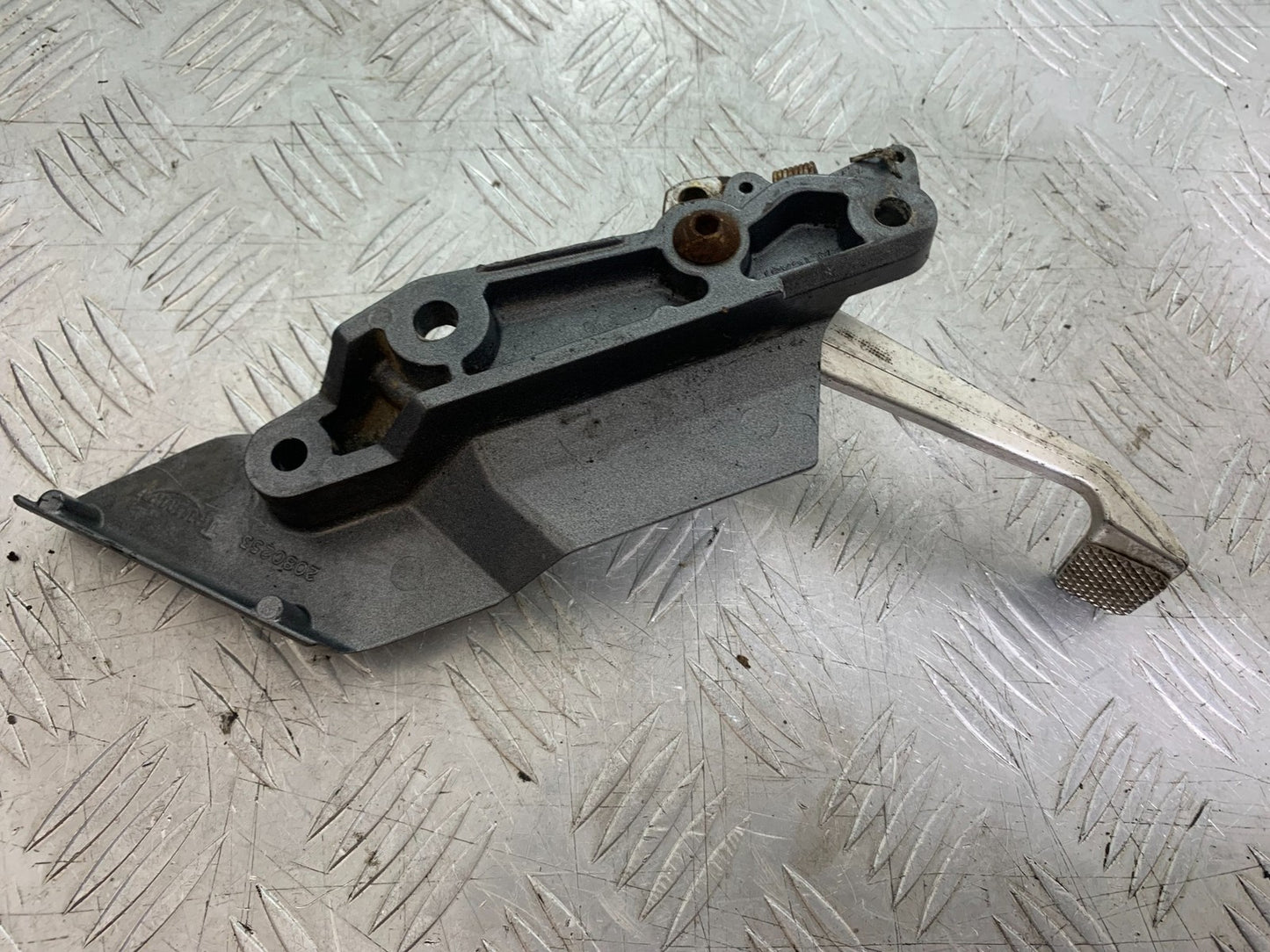 TRIUMPH TROPHY 900 FRONT RIGHT HANGER & PEDAL    YEAR 1991-95 (CMB1251)