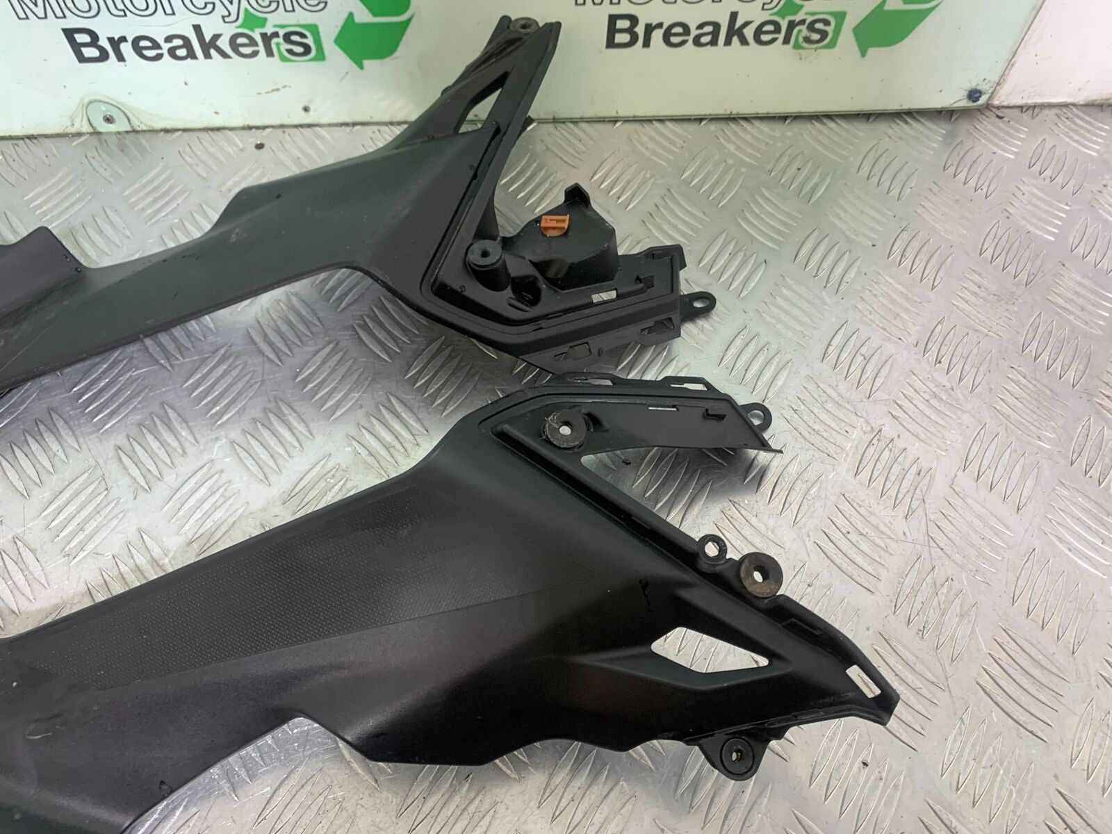 KAWASAKI Z650 ER650 KNFAN LEFT & RIGHT SIDE INFILLS  YEAR 2022-2024 (CMB1112)