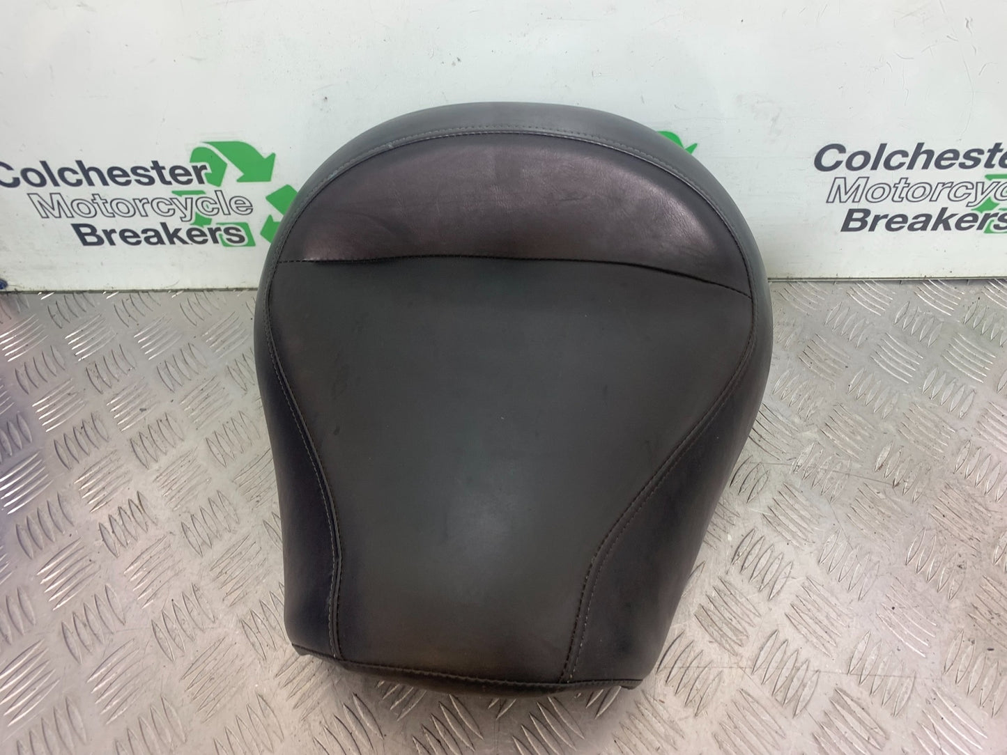 KAWASAKI VN1500 CLASSIC FRONT SEAT   YEAR 1999 -2006 (CMB1166)