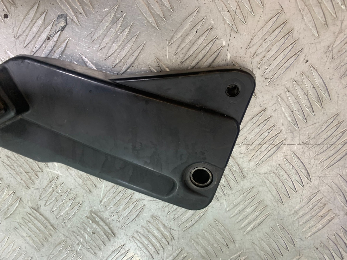 SINNIS HOODLUM 125 LEFT REAR HANGER AND PEG    YEAR 2021-2025 (CMB1196)