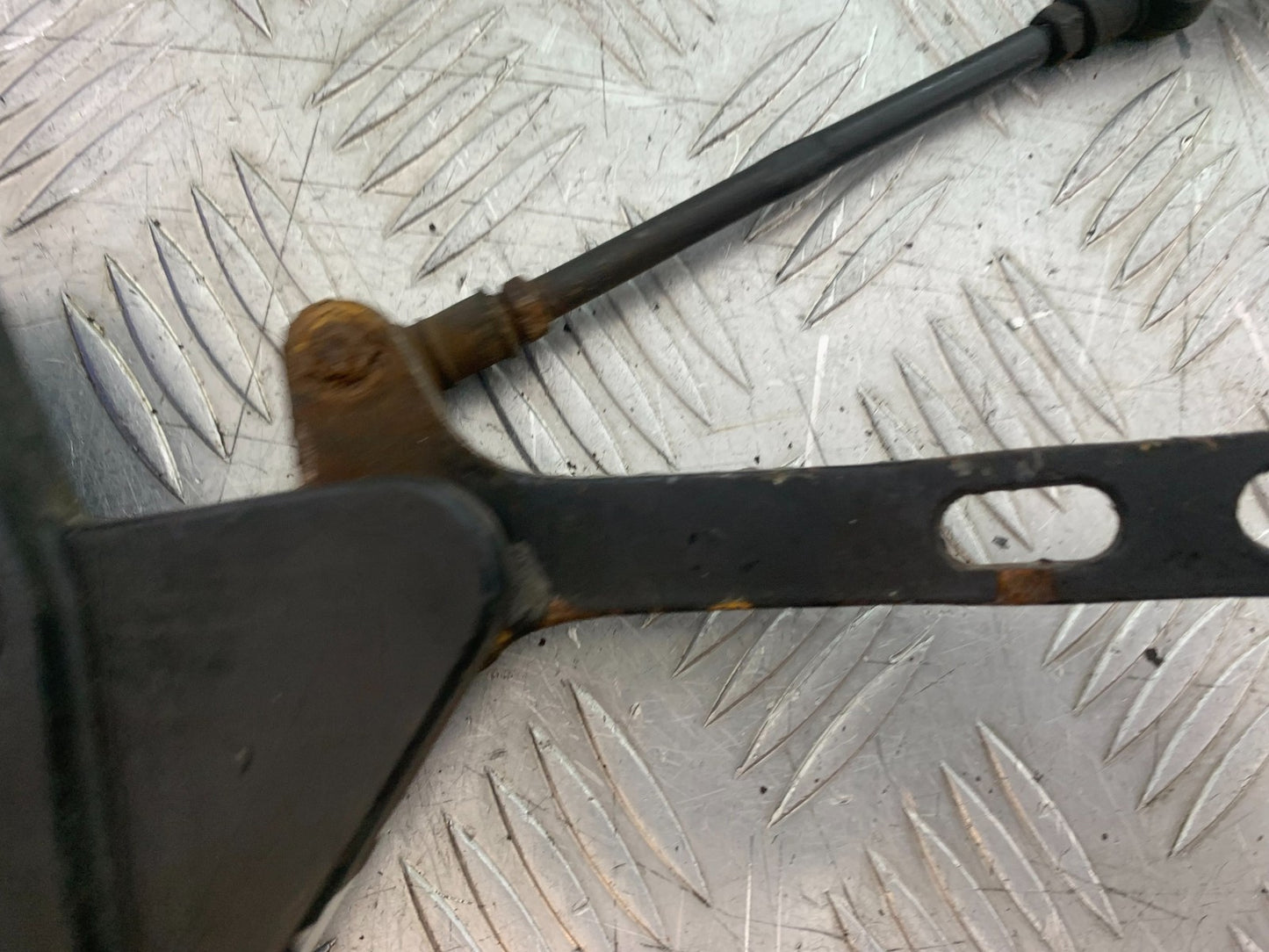 SINNIS HOODLUM 125 HANGER HANGER AND GEAR LEVER    YEAR 2021-2025 (CMB1196)
