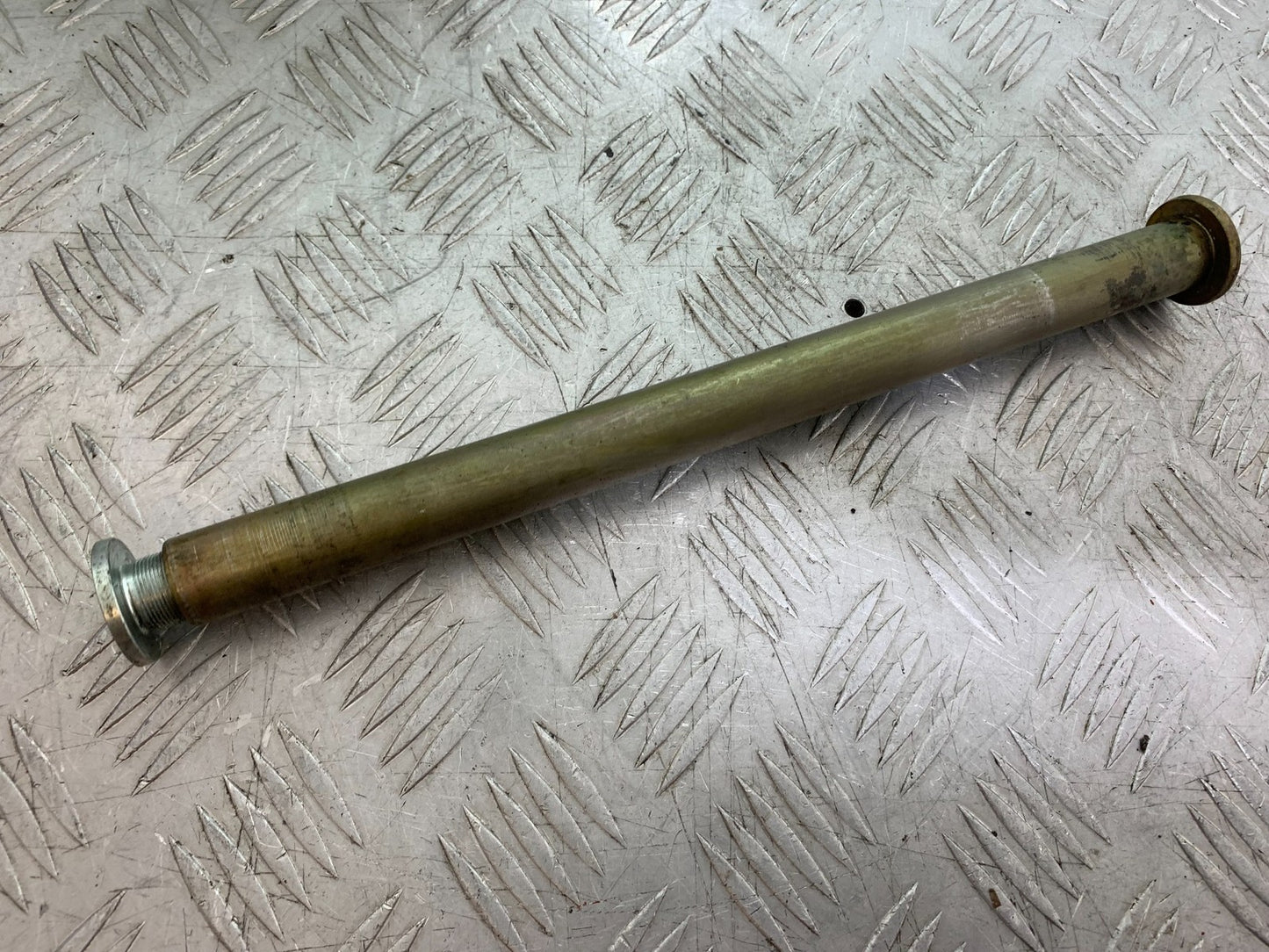 TRIUMPH 955I SPRINT RS SWINGARM SPINDLE  YEAR 1999-03 (CMB1313)