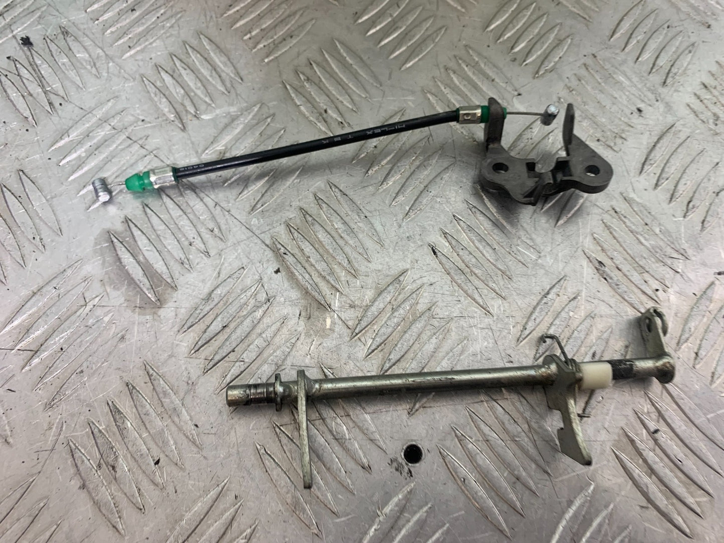 YAMAHA YZF R1 14 B BIG BANG SEAT CATCH   2009-14 (CMB1175)