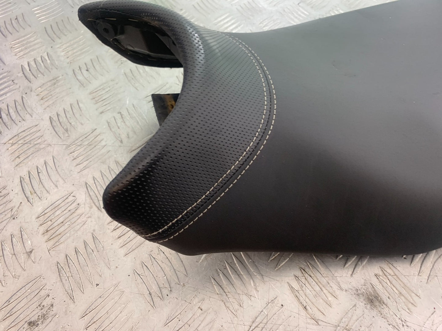 TRIUMPH 675 STREET TRIPLE SEAT  2013-2016 (CMB1186)