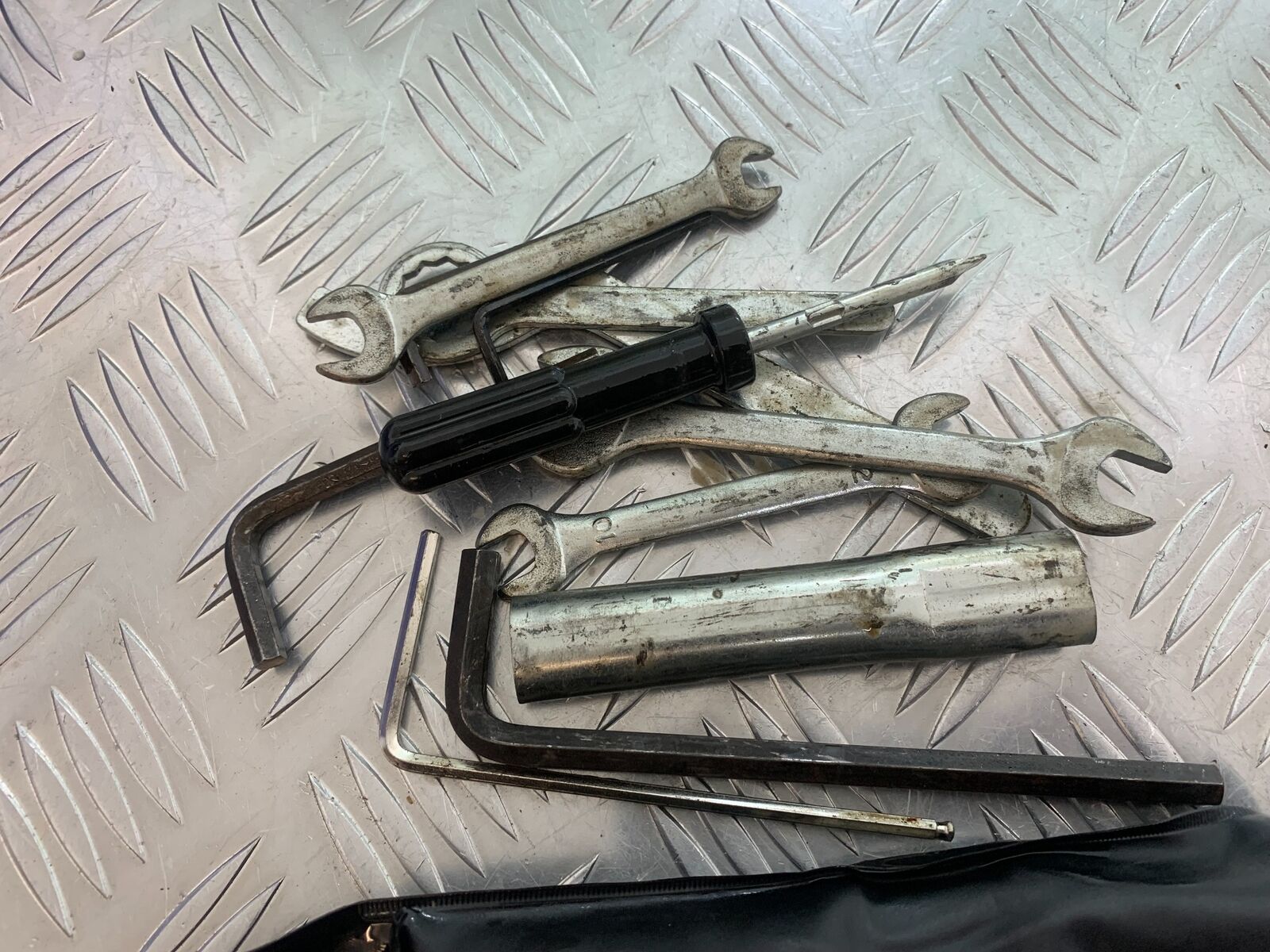 KAWASAKI Z1000 Z 1000 SX TOOL KIT   YEAR 2011-13 (CMB1000)