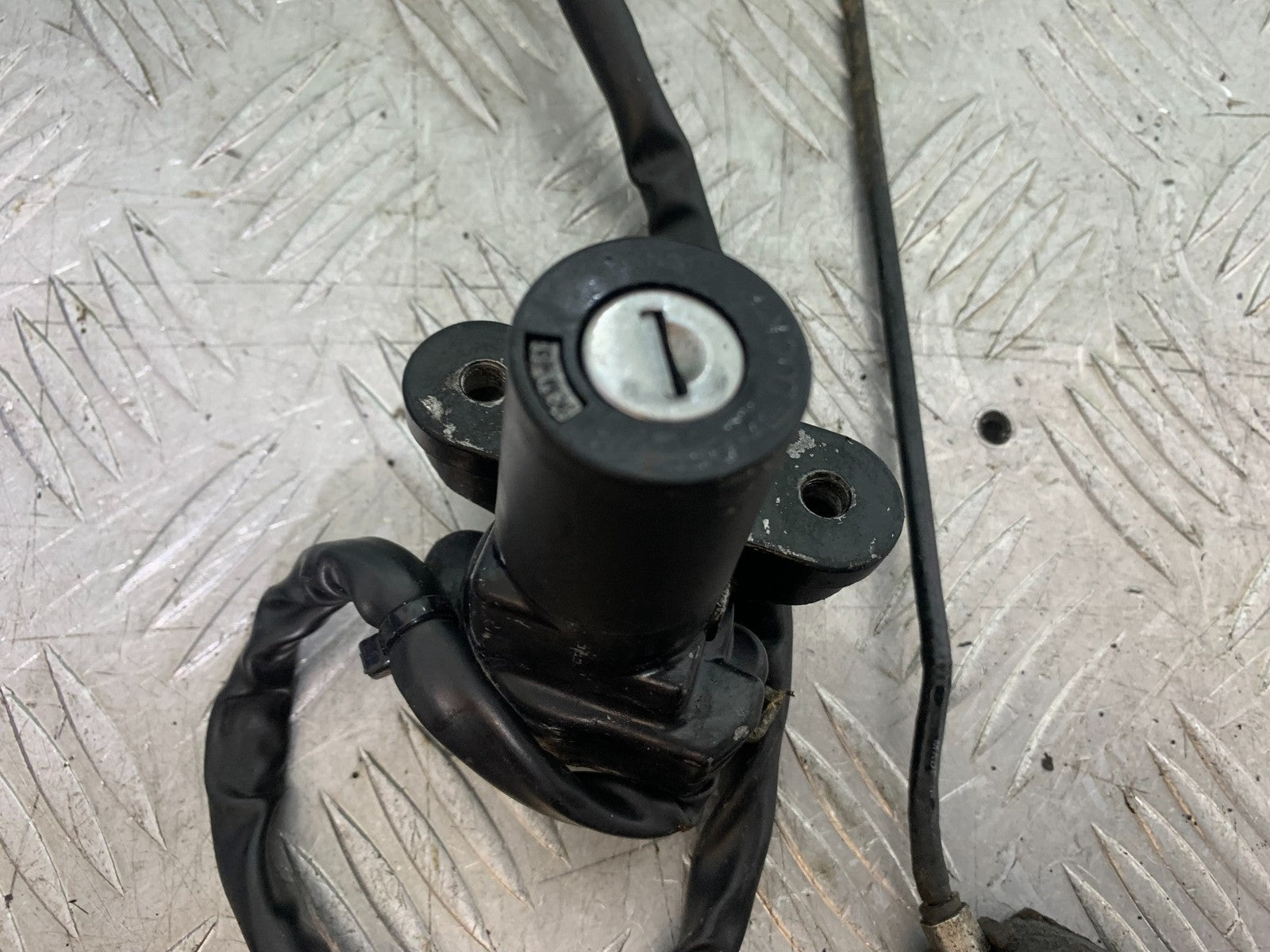 TRIUMPH TROPHY 900 LOCKS AND KEY  YEAR 1991-95 (CMB1251)