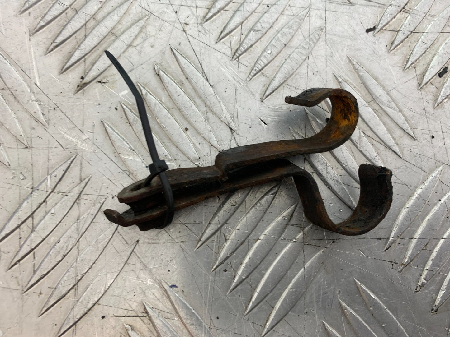 SUZUKI GSF1200 GSF 1200 BANDIT OIL COLLER LINE BRACKETS  YEAR 2001-2004(CMB1188)