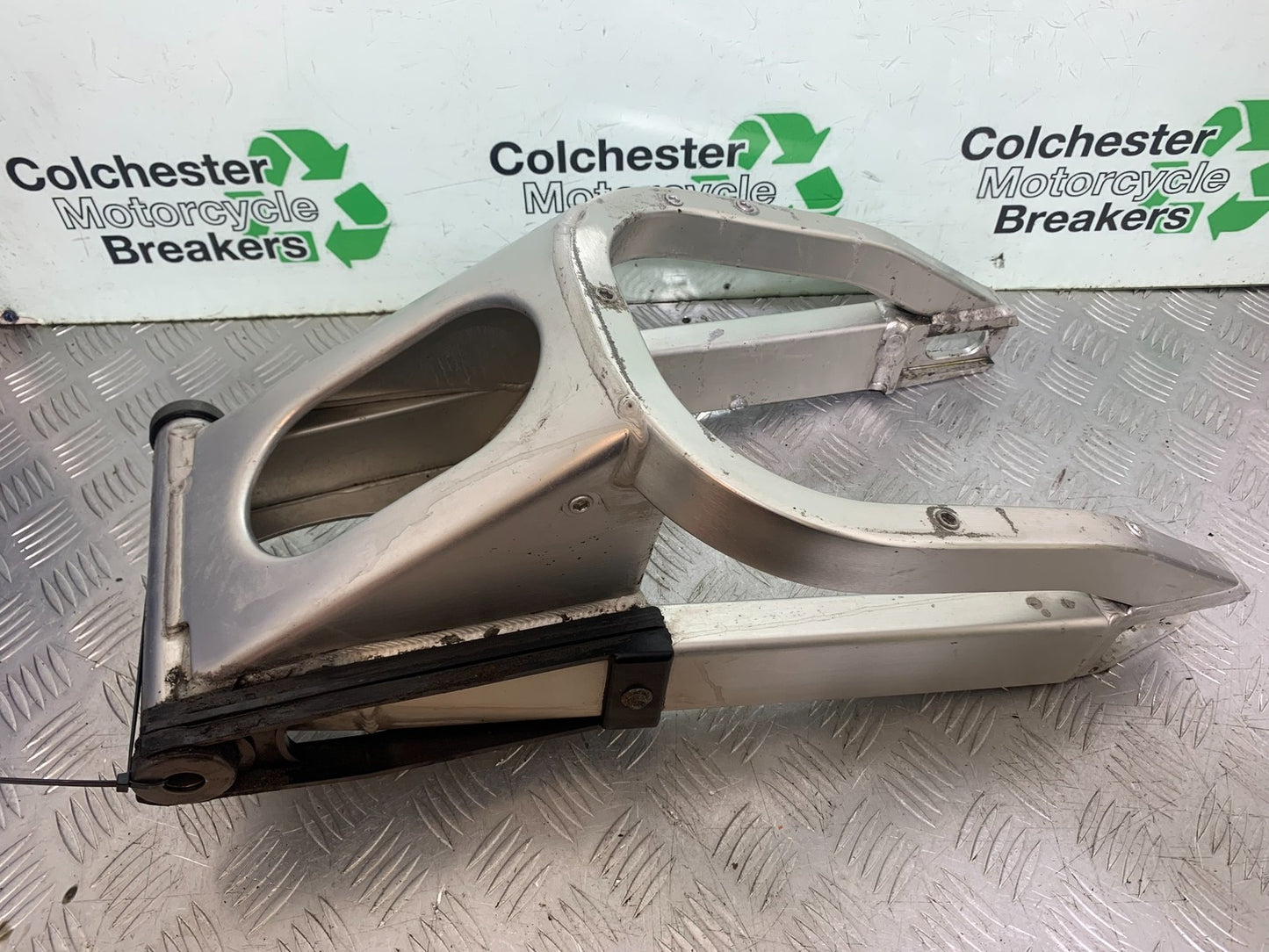 YAMAHA YZF R1 4XV SWINGARM   YEAR 1998-99 (CMB1291)