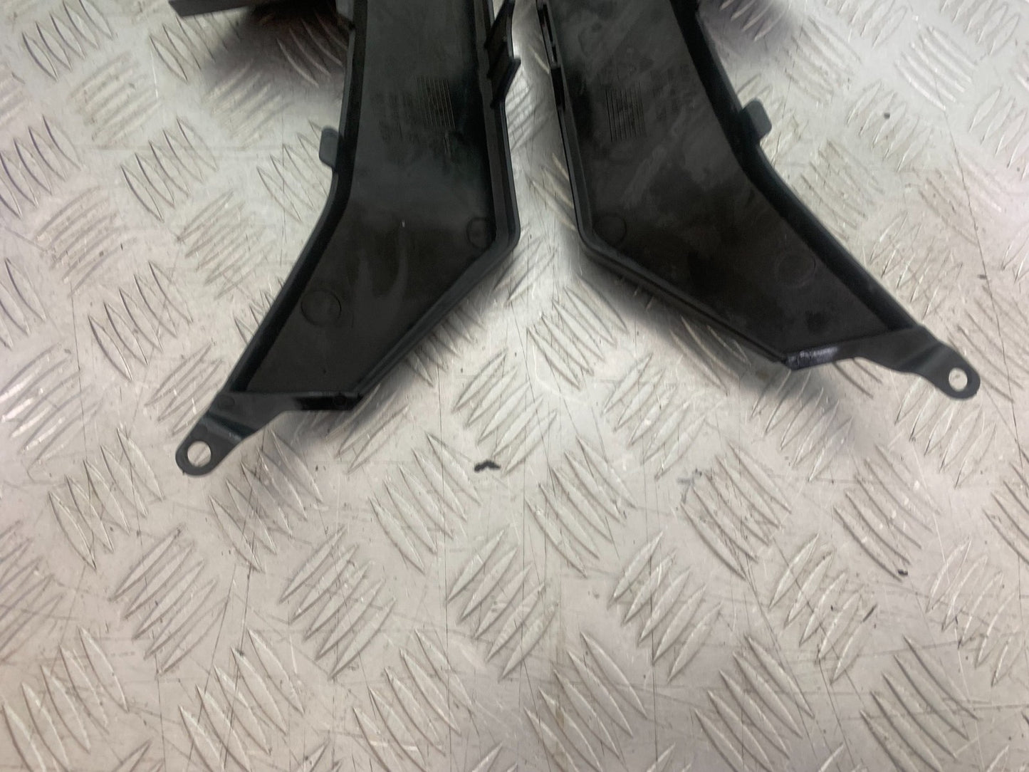 APRILIA SL750 SL 750 SHIVER LEFT & RIGHT TANK INFILLS  YEAR 2008-2016 (CMB1242)