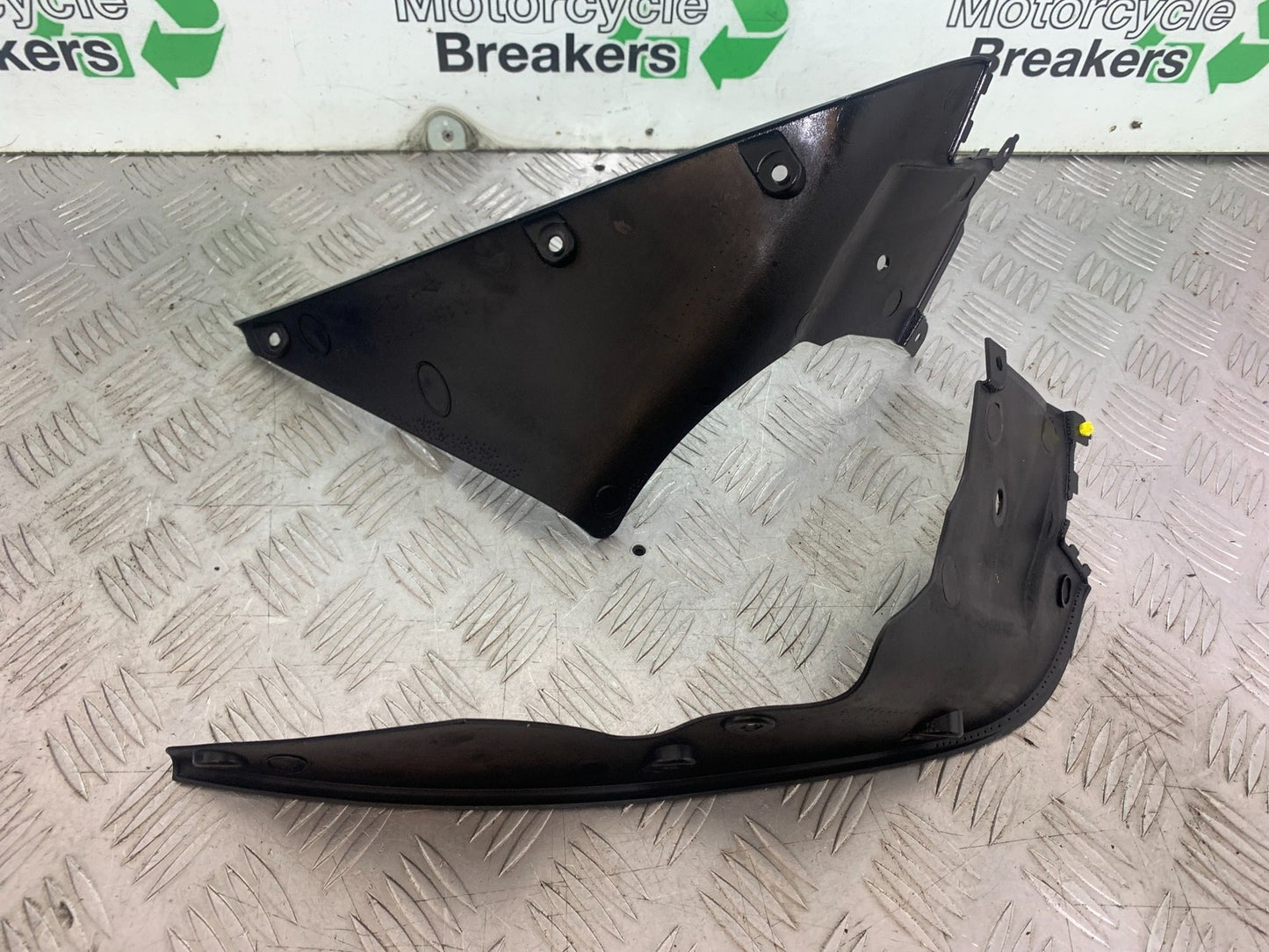 YAMAHA YZF R1 14 B BIG BANG LEFT & RIGHT INNER INFILLS   2009-14 (CMB1175)