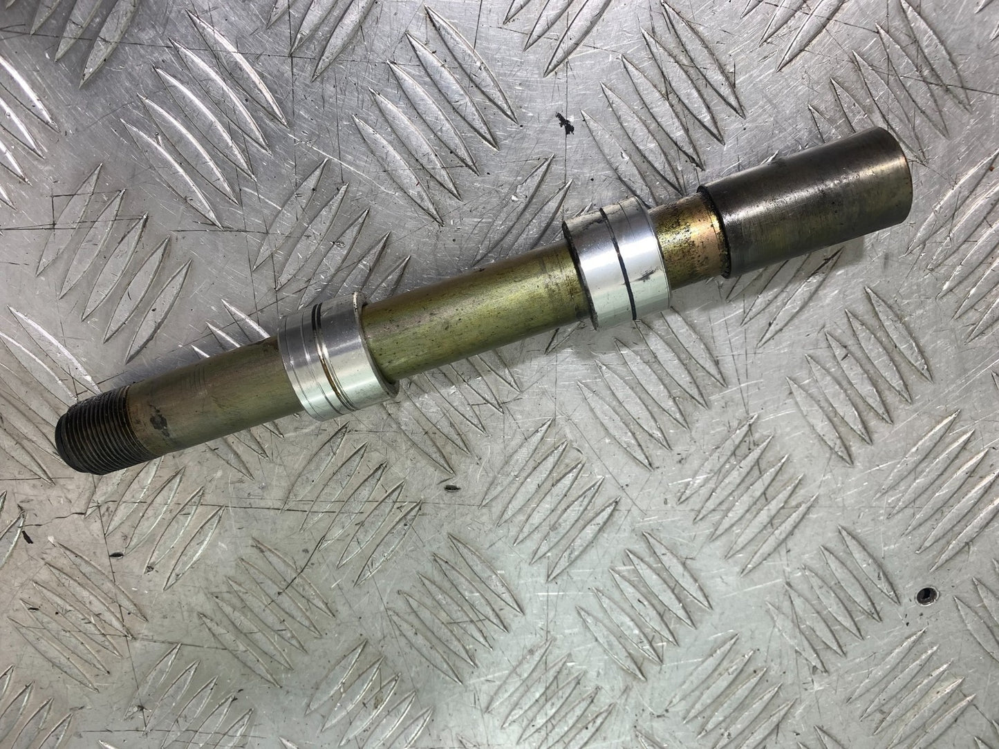 TRIUMPH 1050 SPRINT ST FRONT WHEEL SPINDLE 2004-2007 (CMB1197)