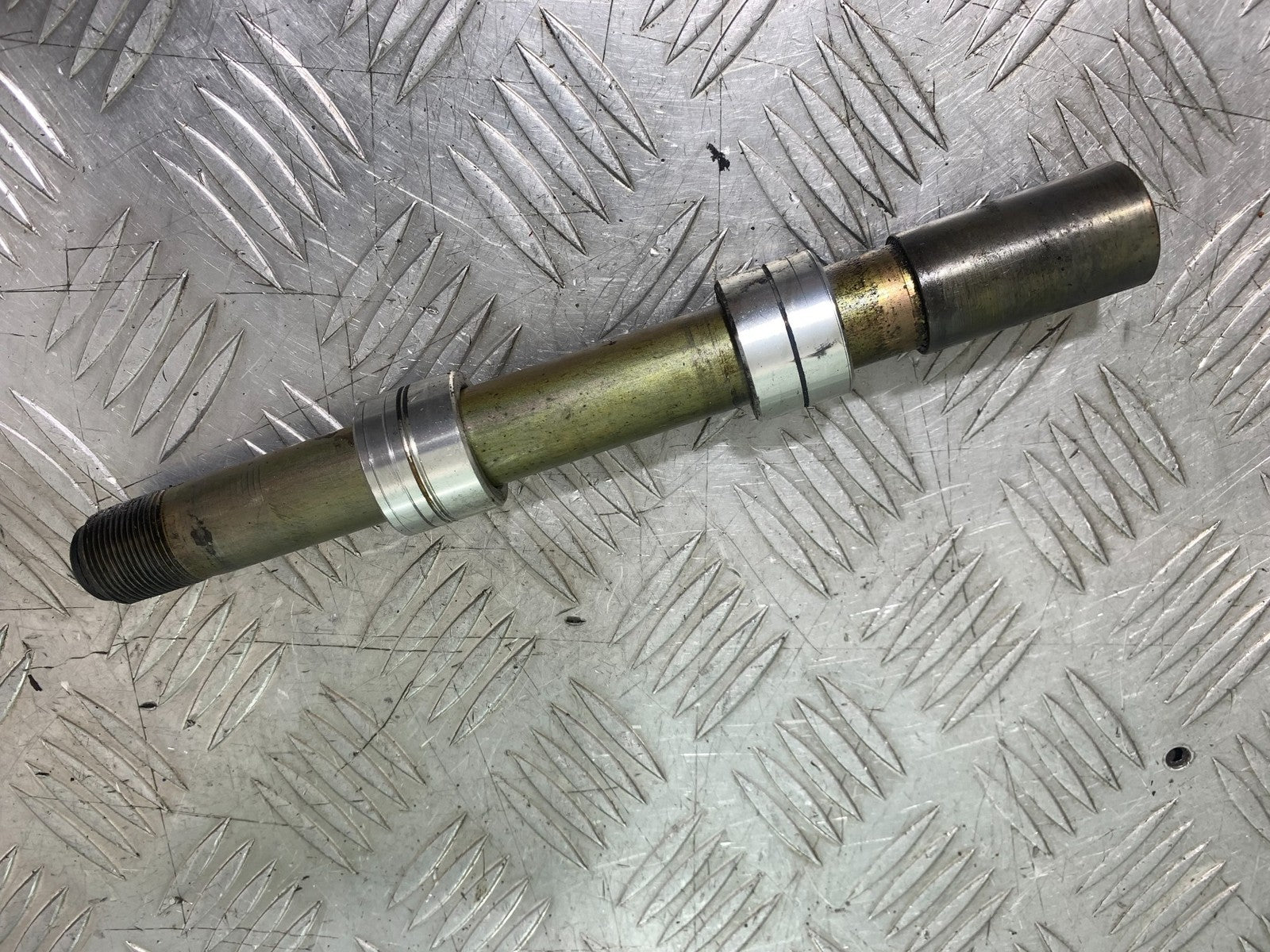 TRIUMPH 1050 SPRINT ST FRONT WHEEL SPINDLE 2004-2007 (CMB1197)