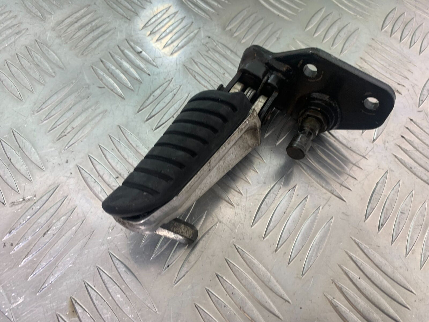 SUZUKI DL 650 V-STROM FRONT LEFT PEG AND BRACKET   YEAR 2016 (STOCK 996)