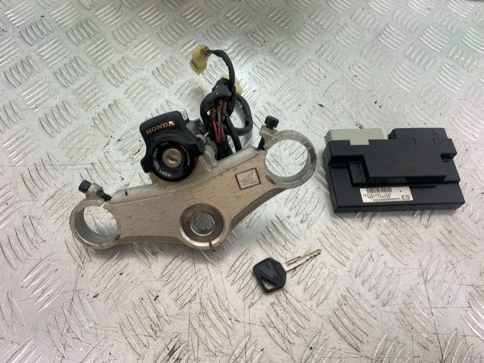 HONDA CBR1100 BLACKBIRD ECU IGNITON SWITCH AND KEY  YEAR 1999-2005 (CMB1232)