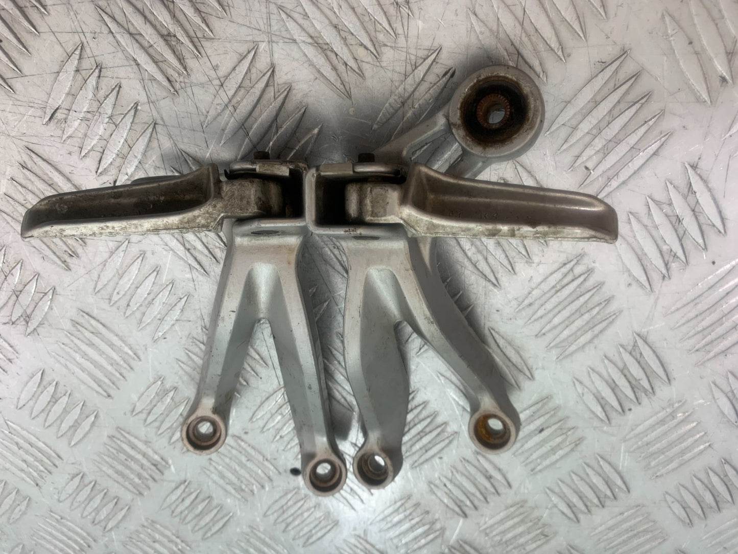 SUZUKI GSXR600 GSXR 600 K1 K2 K3 REAR HANGERS AND PEGS   1999-03 (CMB1284)