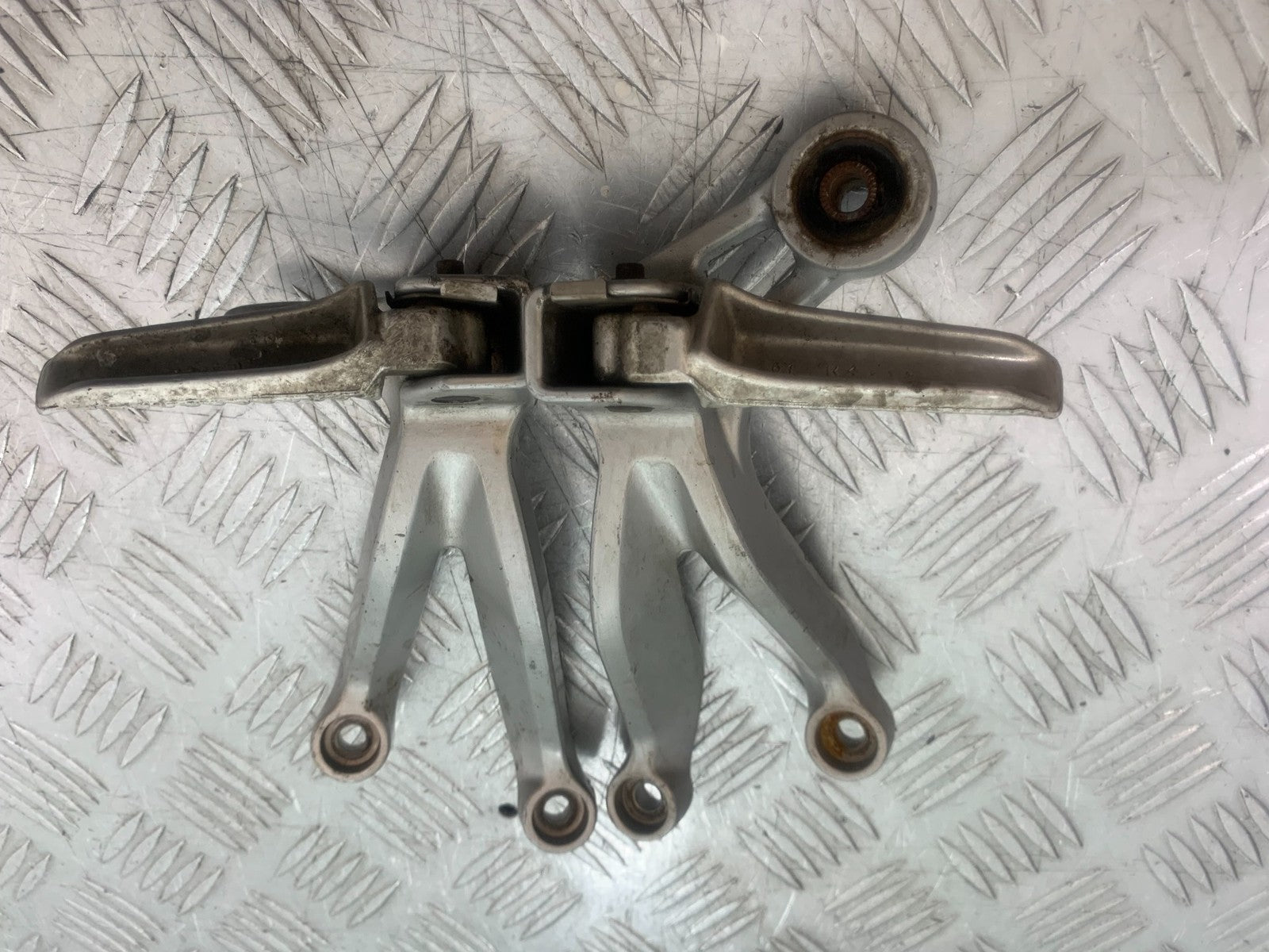 SUZUKI GSXR600 GSXR 600 K1 K2 K3 REAR HANGERS AND PEGS   1999-03 (CMB1284)
