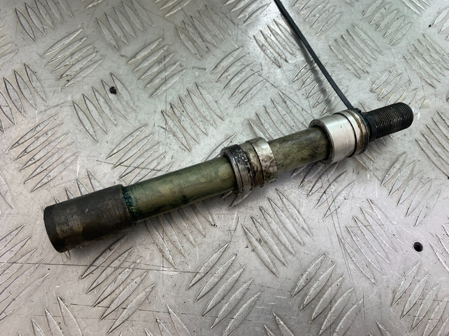 TRIUMPH SPEED TRIPLE R 1050 FRONT WHEEL SPINDLE  2009 (CMB1183)