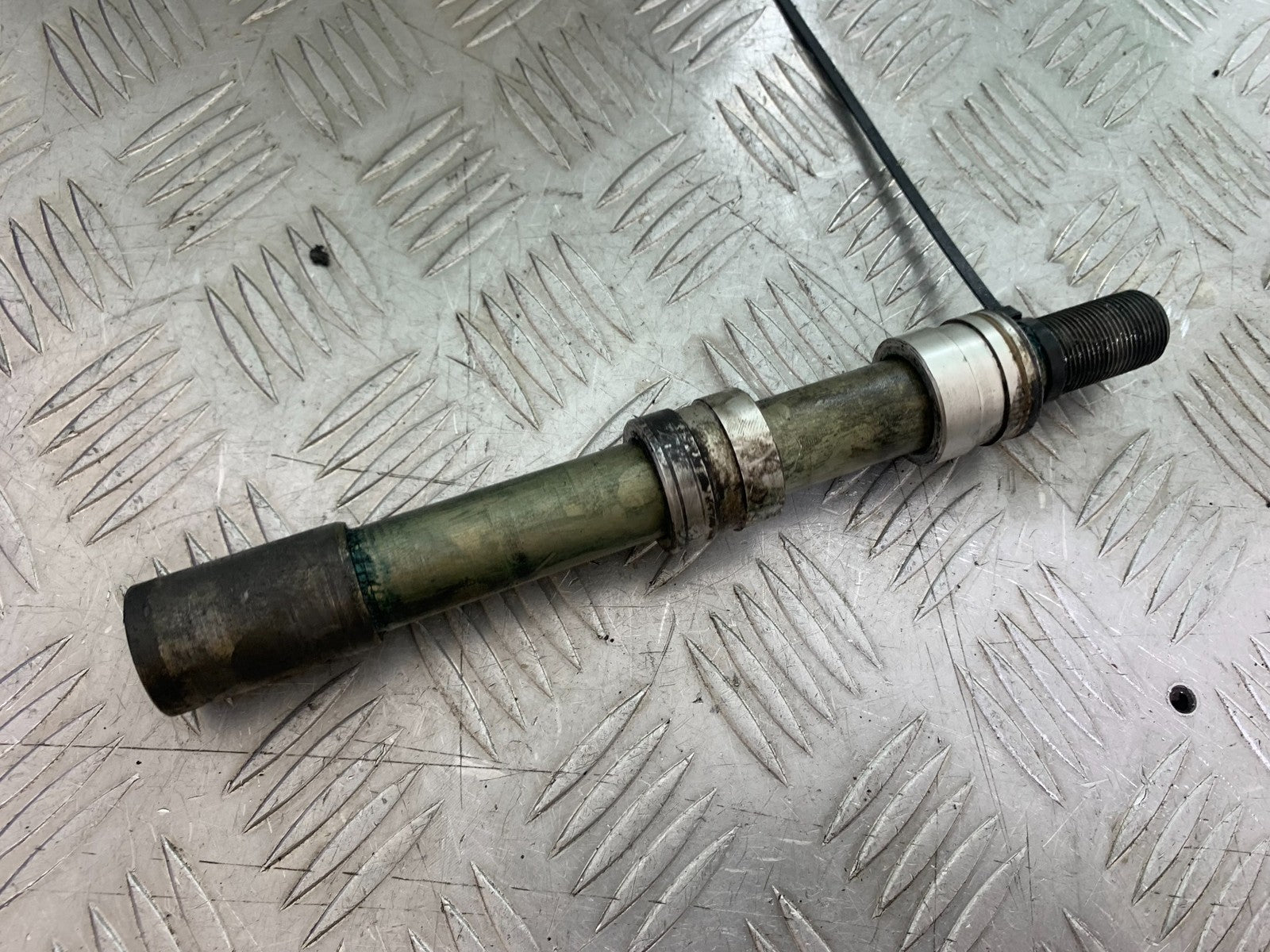 TRIUMPH SPEED TRIPLE R 1050 FRONT WHEEL SPINDLE  2009 (CMB1183)