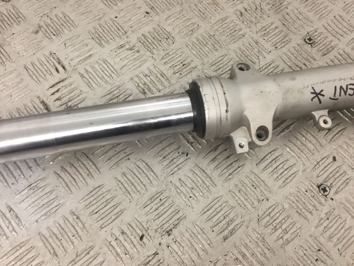 SUZUKI GSF650 GSF 650 RIGHT FORK (BENT) YEAR 2008-12  (STOCK 829)