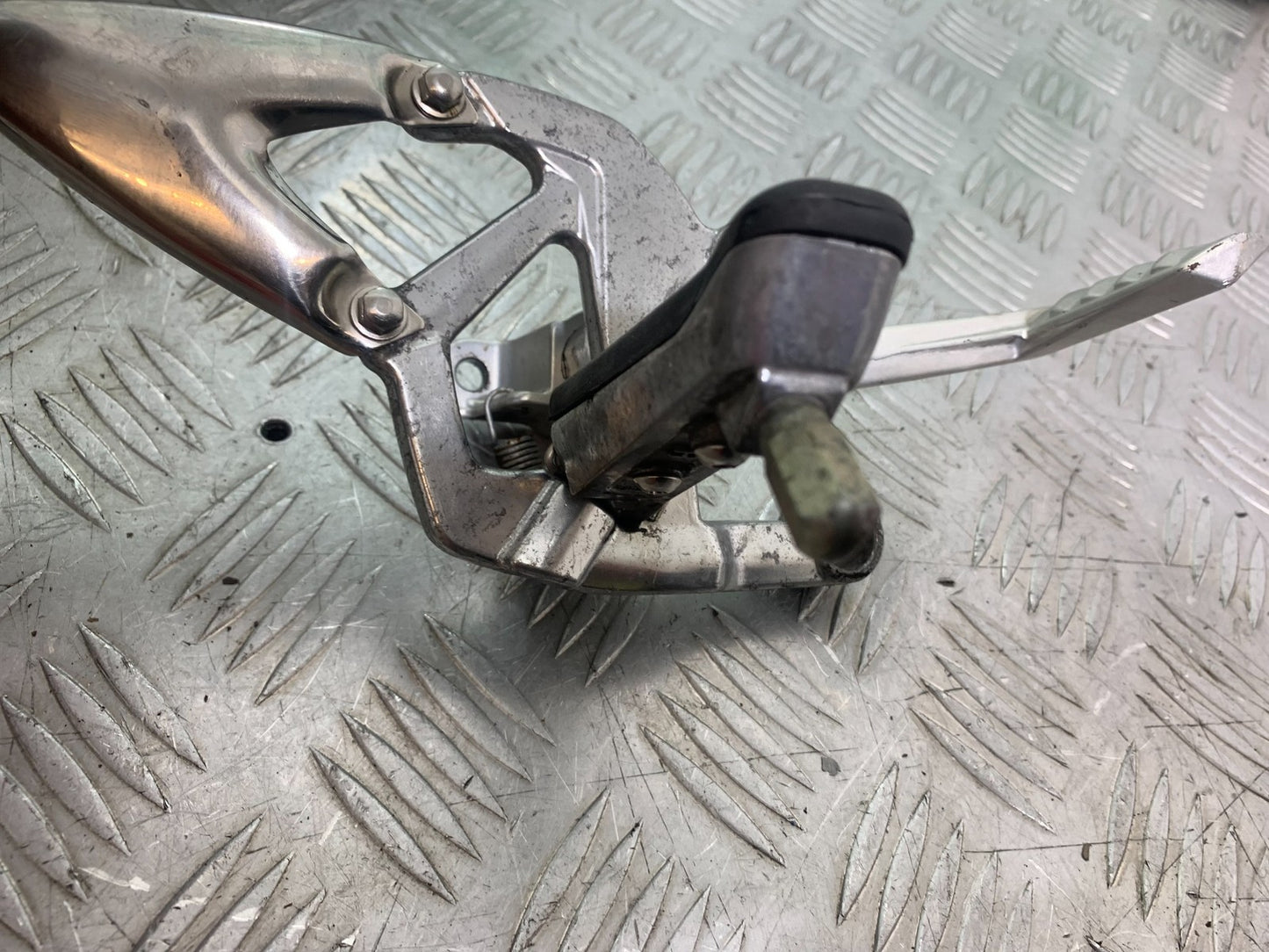 TRIUMPH 1050 SPRINT ST FRONT RIGHT HANGER & BRAKE PEDAL  2004-2007 (CMB1197)