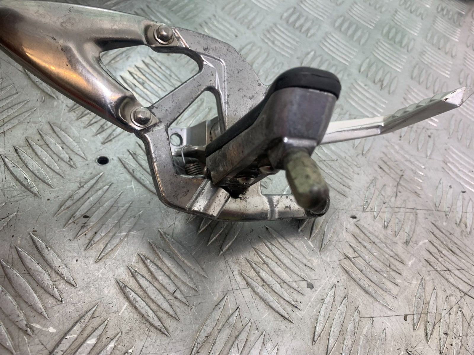 TRIUMPH 1050 SPRINT ST FRONT RIGHT HANGER & BRAKE PEDAL  2004-2007 (CMB1197)