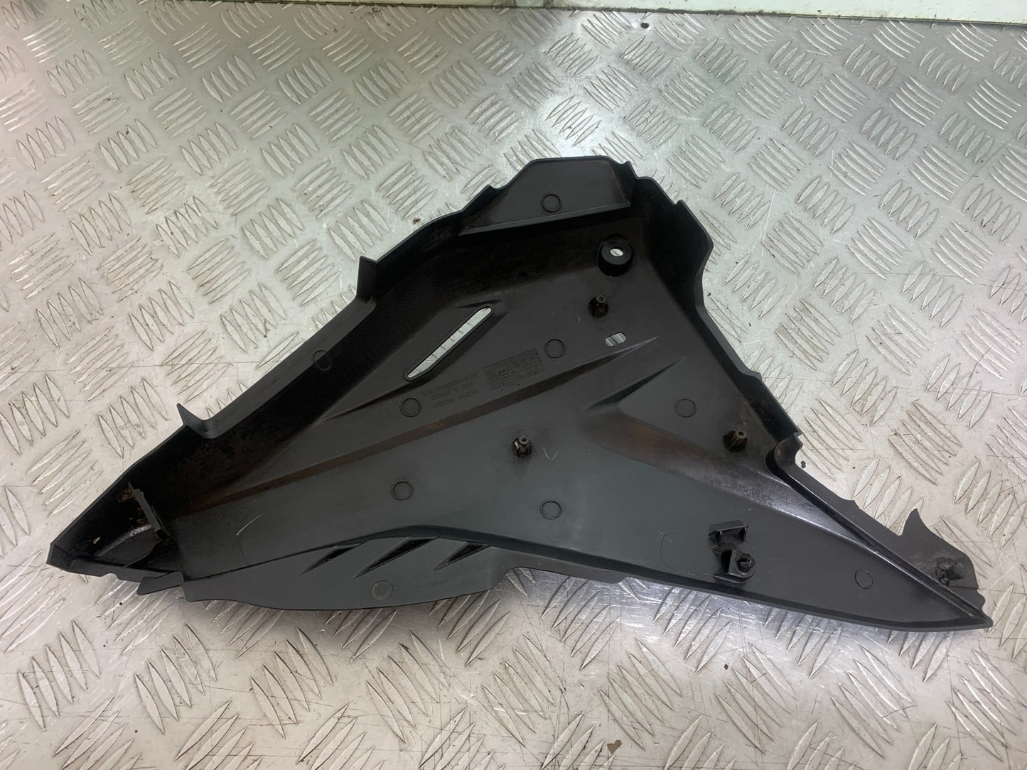 HONDA CBF125 CBF 125 RIGHT SEAT PANEL  YEAR 2009-14 (CMB1182)