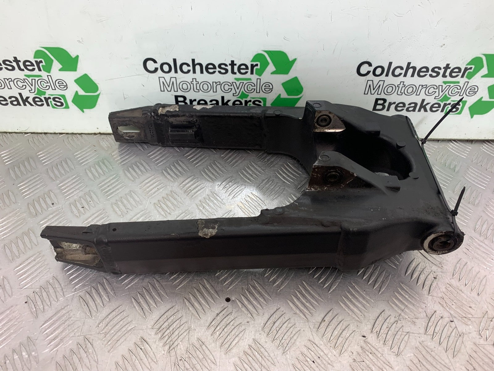 TRIUMPH 955i DAYTONA SWINGARM   YEAR 2002-2006 (CMB1229)