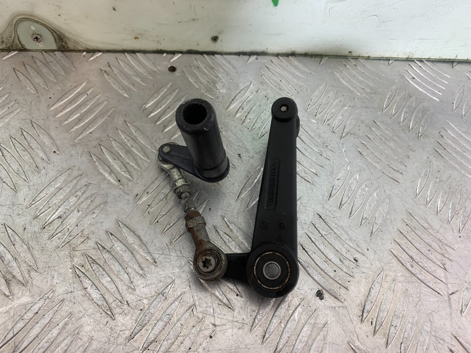 KTM 690 DUKE R LC4 GEAR LEVER AND LINKAGE YEAR 2012-2015  (CMB1180)