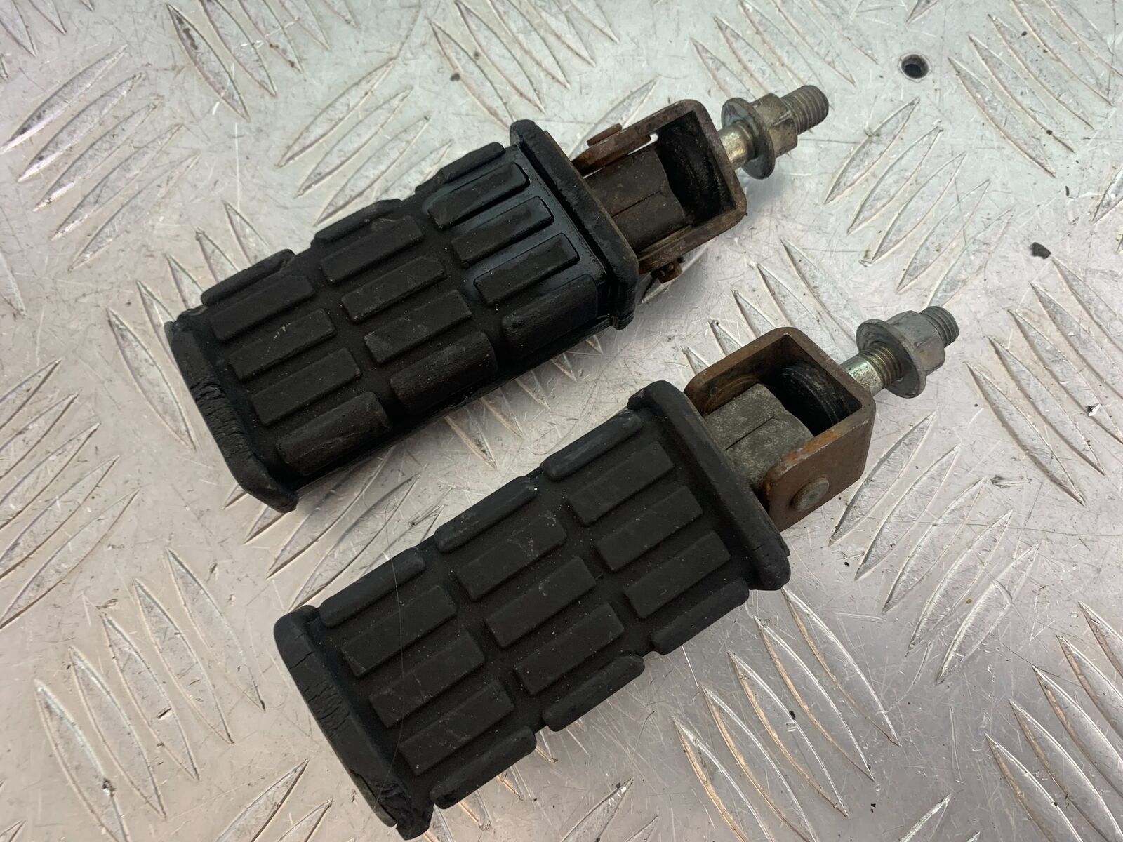 YAMAHA XS1100 MIDNIGHT SPECIAL REAR FOOTPEGS  YEAR 1980-1982 (CMB1122)