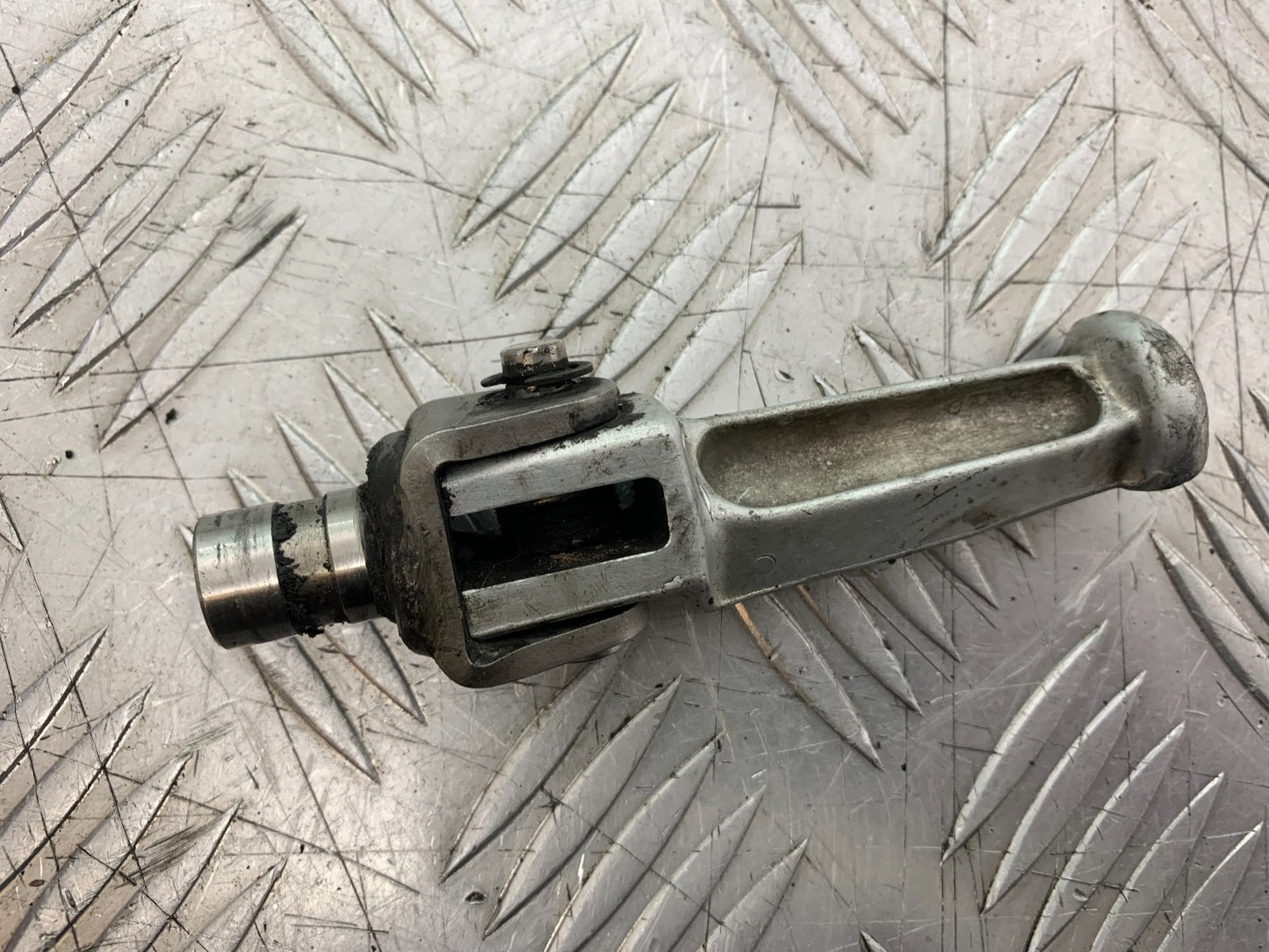 TRIUMPH 955i DAYTONA FRONT RIGHT FOOTPEG   YEAR 2002-2006 (CMB1229)