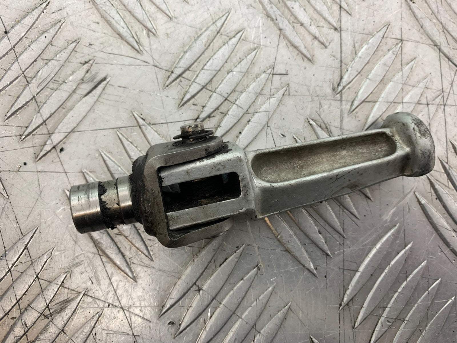 TRIUMPH 955i DAYTONA FRONT RIGHT FOOTPEG   YEAR 2002-2006 (CMB1229)