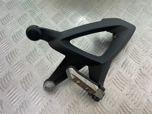 TRIUMPH 1050 SPRINT GT RIGHT REAR HANGER AND PEG  YEAR 2010-2016 (CMB1250)