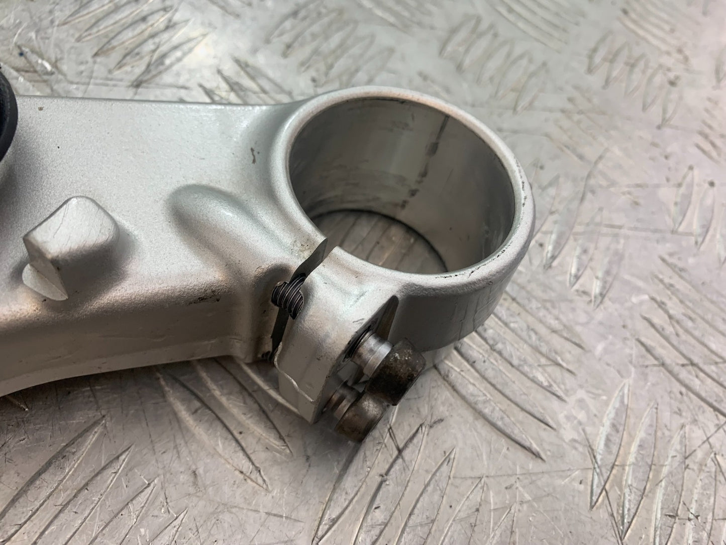 TRIUMPH 675 STREET TRIPLE R BOTTOM YOKE   YEAR 2013 - 2016 (CMB1221)