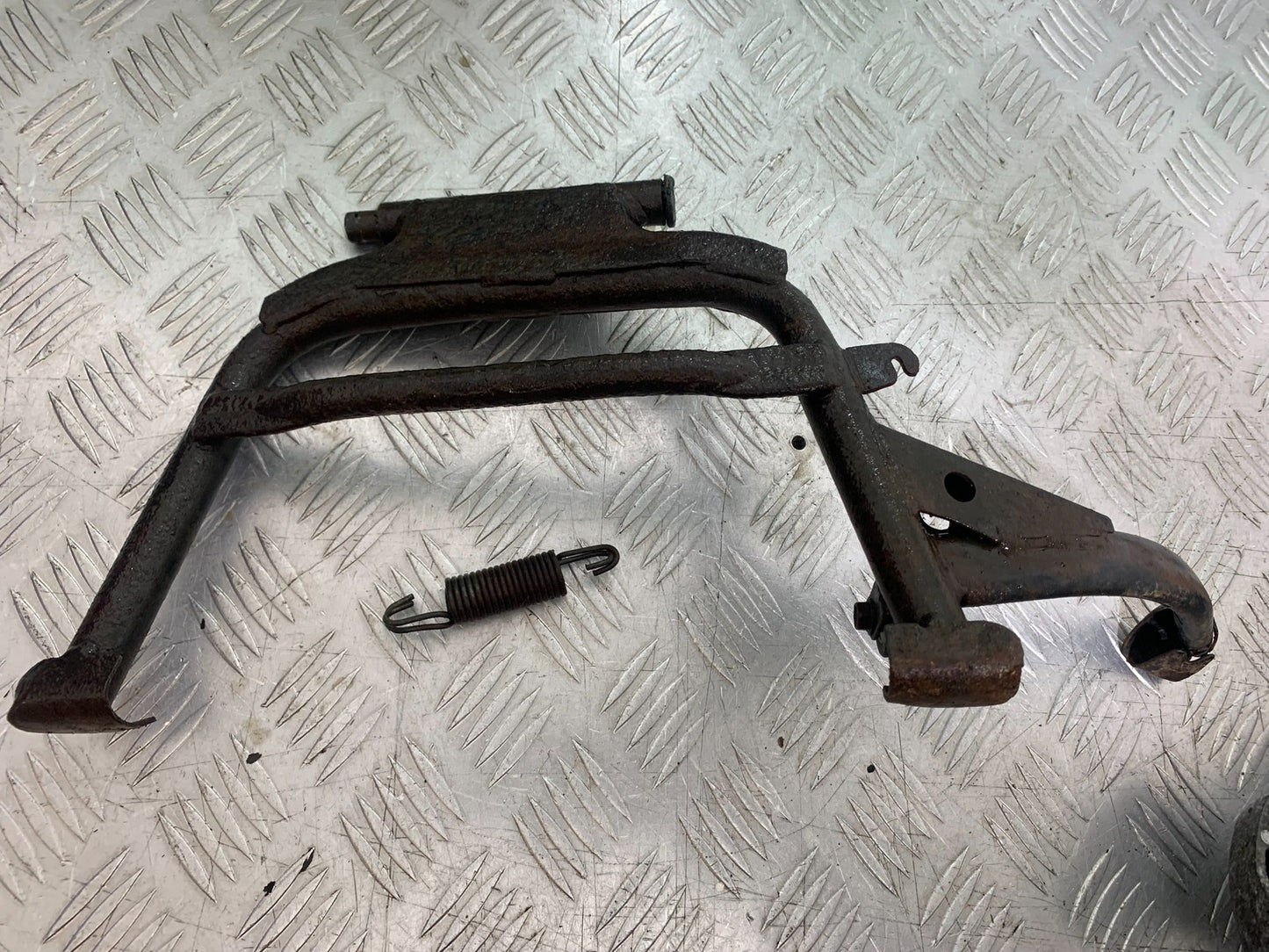 NECO ALEXONE 125 CENTER STAND  YEAR 2016-2022  (CMB1273)